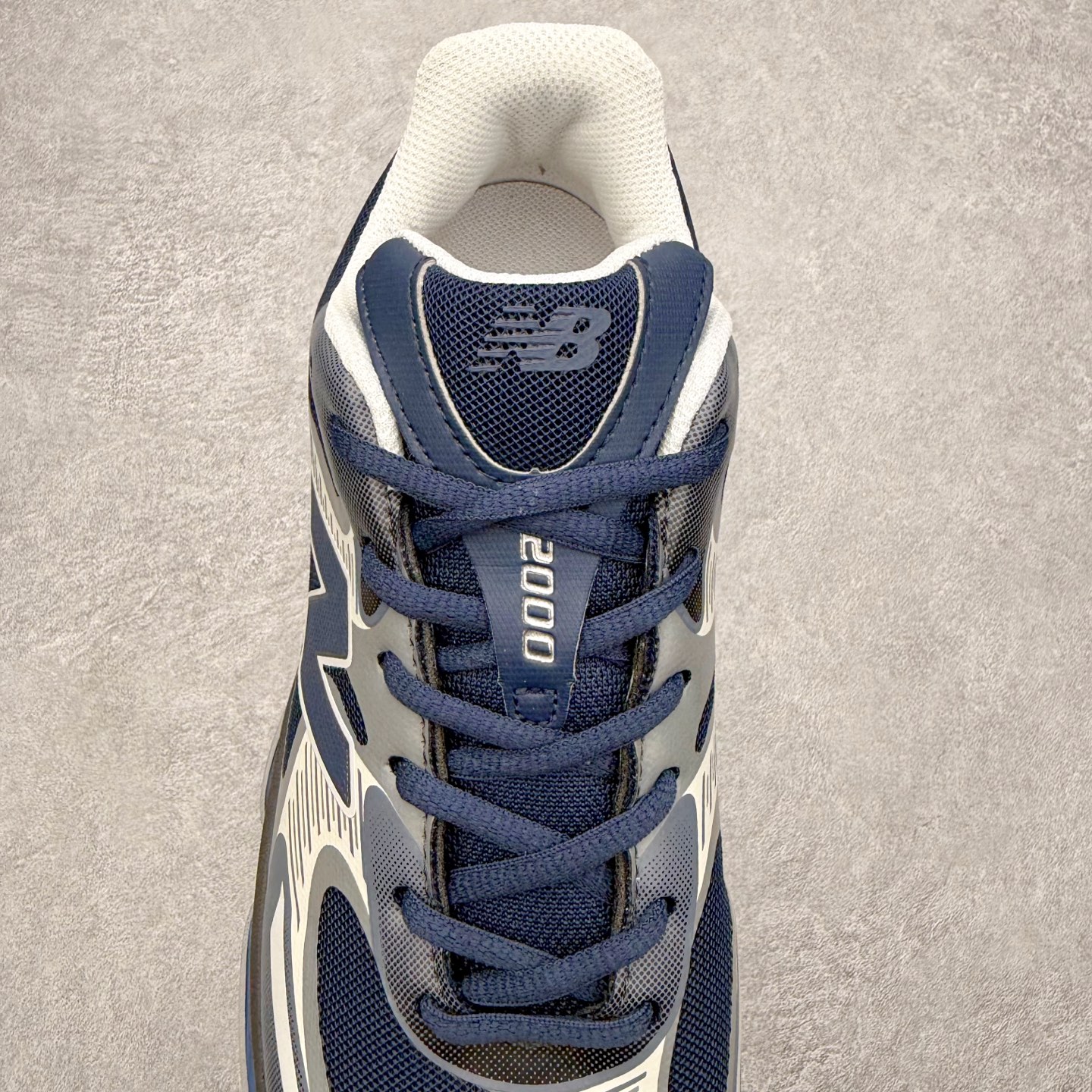 图片[5]-New Balance NB2000 舒适百搭防滑耐磨低帮 休闲跑步鞋 New Balance 在近两年的球鞋市场屡出奇招，在经典鞋型保持进一步增长的同时，推出的每一款新鞋型也都有傲人的战绩。在 327、9060 等鞋型获得成功之后，今天 New Balance 家族又迎来了新鲜血液的注入。这双 New Balance 2000 依然是融合了新旧元素的跑鞋造型，命名为 2000，或许是它的设计理念有着 Y2K 的血统。最大的亮点，在于这双鞋的中底。外侧以五个 ABZORB 单元，带来极具辨识度和冲击力的视觉效果，让这双鞋在外观和脚感方面都颇具吸引力。尺码：36 37 37.5 38 38.5 39 40 40.5 41 42 42.5 43 44 45 46-选品中心