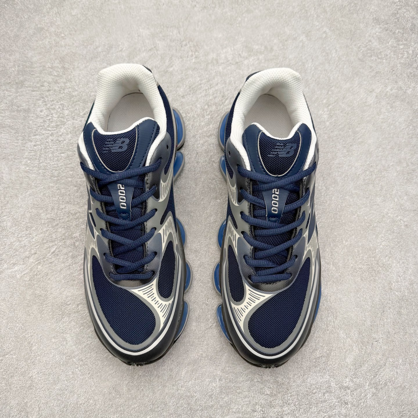 图片[2]-New Balance NB2000 舒适百搭防滑耐磨低帮 休闲跑步鞋 New Balance 在近两年的球鞋市场屡出奇招，在经典鞋型保持进一步增长的同时，推出的每一款新鞋型也都有傲人的战绩。在 327、9060 等鞋型获得成功之后，今天 New Balance 家族又迎来了新鲜血液的注入。这双 New Balance 2000 依然是融合了新旧元素的跑鞋造型，命名为 2000，或许是它的设计理念有着 Y2K 的血统。最大的亮点，在于这双鞋的中底。外侧以五个 ABZORB 单元，带来极具辨识度和冲击力的视觉效果，让这双鞋在外观和脚感方面都颇具吸引力。尺码：36 37 37.5 38 38.5 39 40 40.5 41 42 42.5 43 44 45 46-选品中心