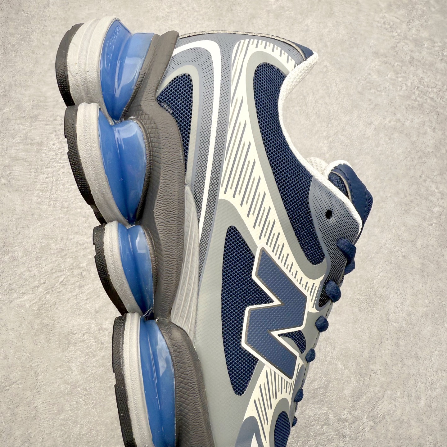 图片[6]-New Balance NB2000 舒适百搭防滑耐磨低帮 休闲跑步鞋 New Balance 在近两年的球鞋市场屡出奇招，在经典鞋型保持进一步增长的同时，推出的每一款新鞋型也都有傲人的战绩。在 327、9060 等鞋型获得成功之后，今天 New Balance 家族又迎来了新鲜血液的注入。这双 New Balance 2000 依然是融合了新旧元素的跑鞋造型，命名为 2000，或许是它的设计理念有着 Y2K 的血统。最大的亮点，在于这双鞋的中底。外侧以五个 ABZORB 单元，带来极具辨识度和冲击力的视觉效果，让这双鞋在外观和脚感方面都颇具吸引力。尺码：36 37 37.5 38 38.5 39 40 40.5 41 42 42.5 43 44 45 46-选品中心