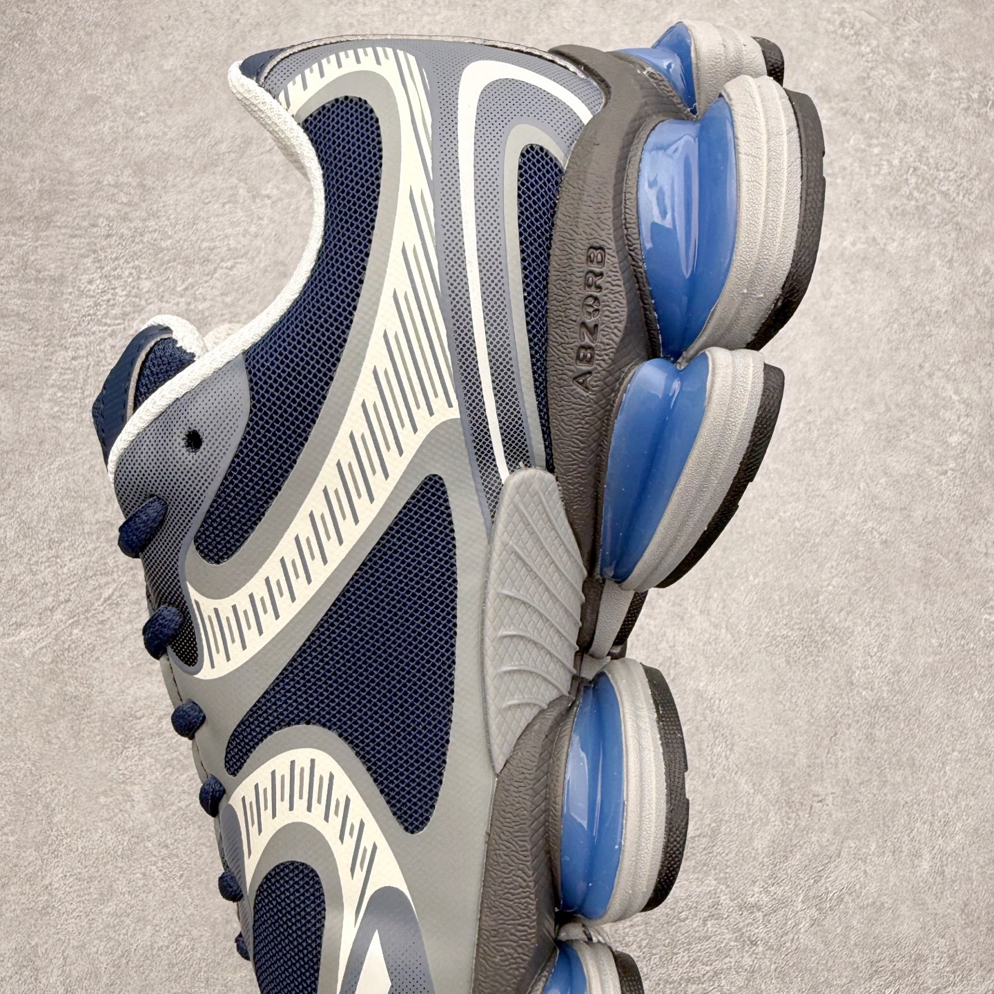 图片[7]-New Balance NB2000 舒适百搭防滑耐磨低帮 休闲跑步鞋 New Balance 在近两年的球鞋市场屡出奇招，在经典鞋型保持进一步增长的同时，推出的每一款新鞋型也都有傲人的战绩。在 327、9060 等鞋型获得成功之后，今天 New Balance 家族又迎来了新鲜血液的注入。这双 New Balance 2000 依然是融合了新旧元素的跑鞋造型，命名为 2000，或许是它的设计理念有着 Y2K 的血统。最大的亮点，在于这双鞋的中底。外侧以五个 ABZORB 单元，带来极具辨识度和冲击力的视觉效果，让这双鞋在外观和脚感方面都颇具吸引力。尺码：36 37 37.5 38 38.5 39 40 40.5 41 42 42.5 43 44 45 46-选品中心