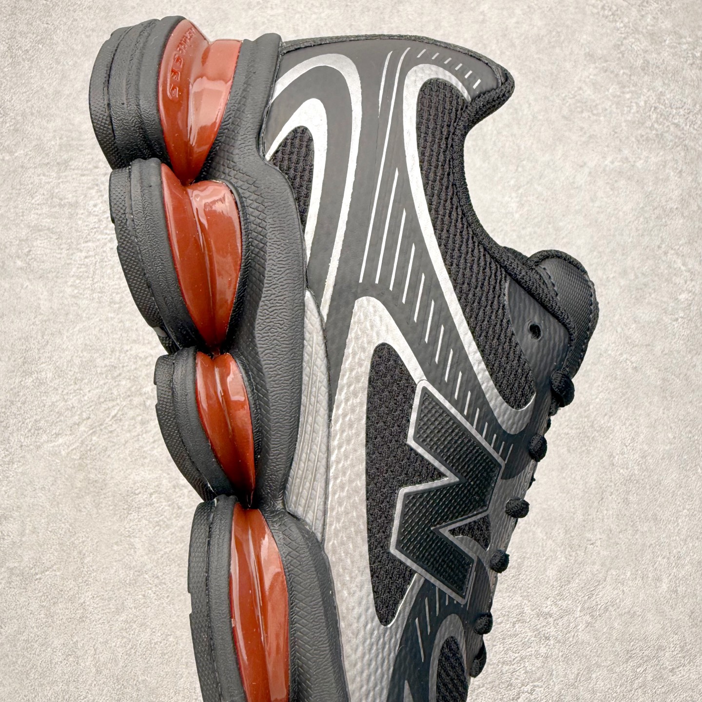 图片[6]-New Balance NB2000 舒适百搭防滑耐磨低帮 休闲跑步鞋 New Balance 在近两年的球鞋市场屡出奇招，在经典鞋型保持进一步增长的同时，推出的每一款新鞋型也都有傲人的战绩。在 327、9060 等鞋型获得成功之后，今天 New Balance 家族又迎来了新鲜血液的注入。这双 New Balance 2000 依然是融合了新旧元素的跑鞋造型，命名为 2000，或许是它的设计理念有着 Y2K 的血统。最大的亮点，在于这双鞋的中底。外侧以五个 ABZORB 单元，带来极具辨识度和冲击力的视觉效果，让这双鞋在外观和脚感方面都颇具吸引力。尺码：36 37 37.5 38 38.5 39 40 40.5 41 42 42.5 43 44 45 46-选品中心