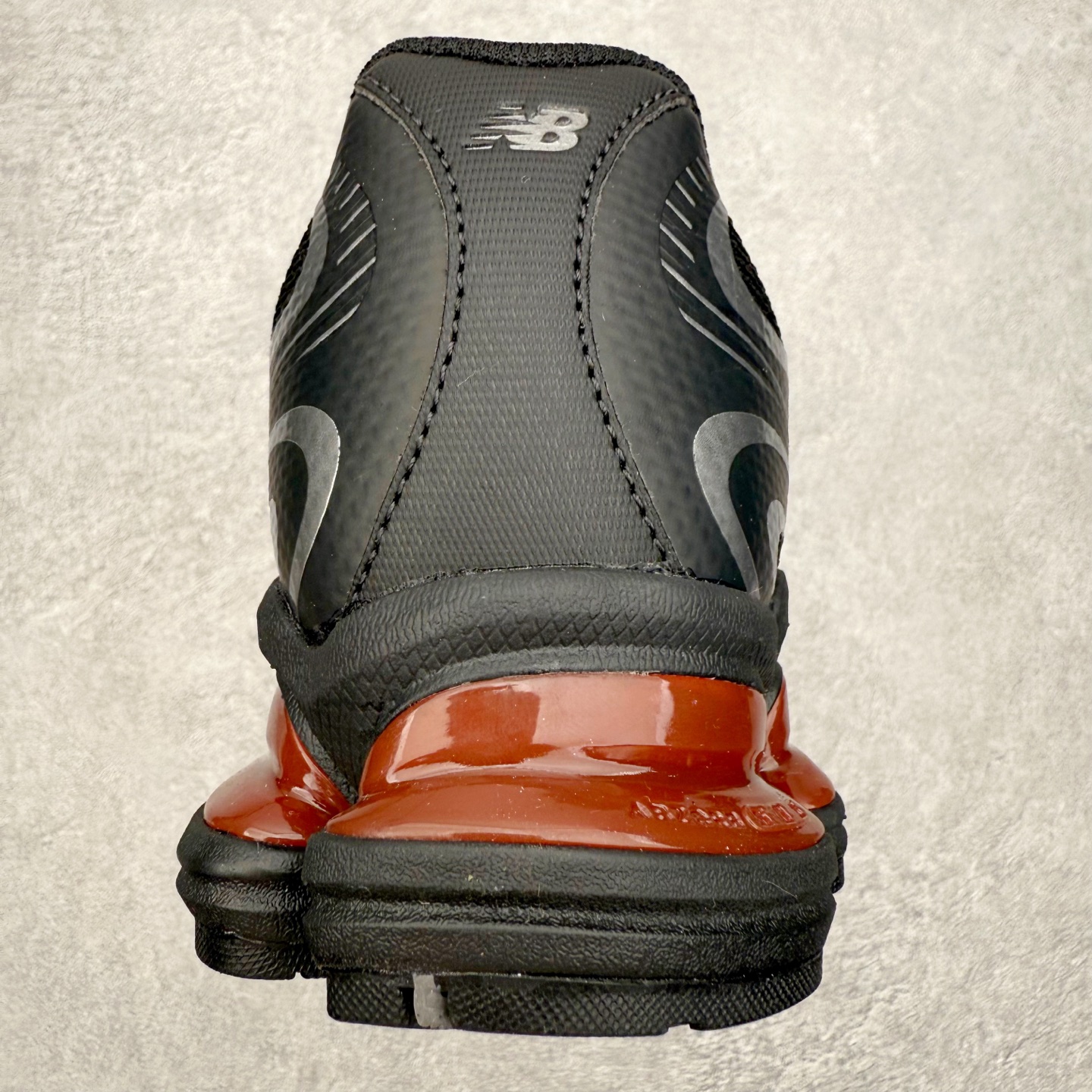 图片[8]-New Balance NB2000 舒适百搭防滑耐磨低帮 休闲跑步鞋 New Balance 在近两年的球鞋市场屡出奇招，在经典鞋型保持进一步增长的同时，推出的每一款新鞋型也都有傲人的战绩。在 327、9060 等鞋型获得成功之后，今天 New Balance 家族又迎来了新鲜血液的注入。这双 New Balance 2000 依然是融合了新旧元素的跑鞋造型，命名为 2000，或许是它的设计理念有着 Y2K 的血统。最大的亮点，在于这双鞋的中底。外侧以五个 ABZORB 单元，带来极具辨识度和冲击力的视觉效果，让这双鞋在外观和脚感方面都颇具吸引力。尺码：36 37 37.5 38 38.5 39 40 40.5 41 42 42.5 43 44 45 46-选品中心