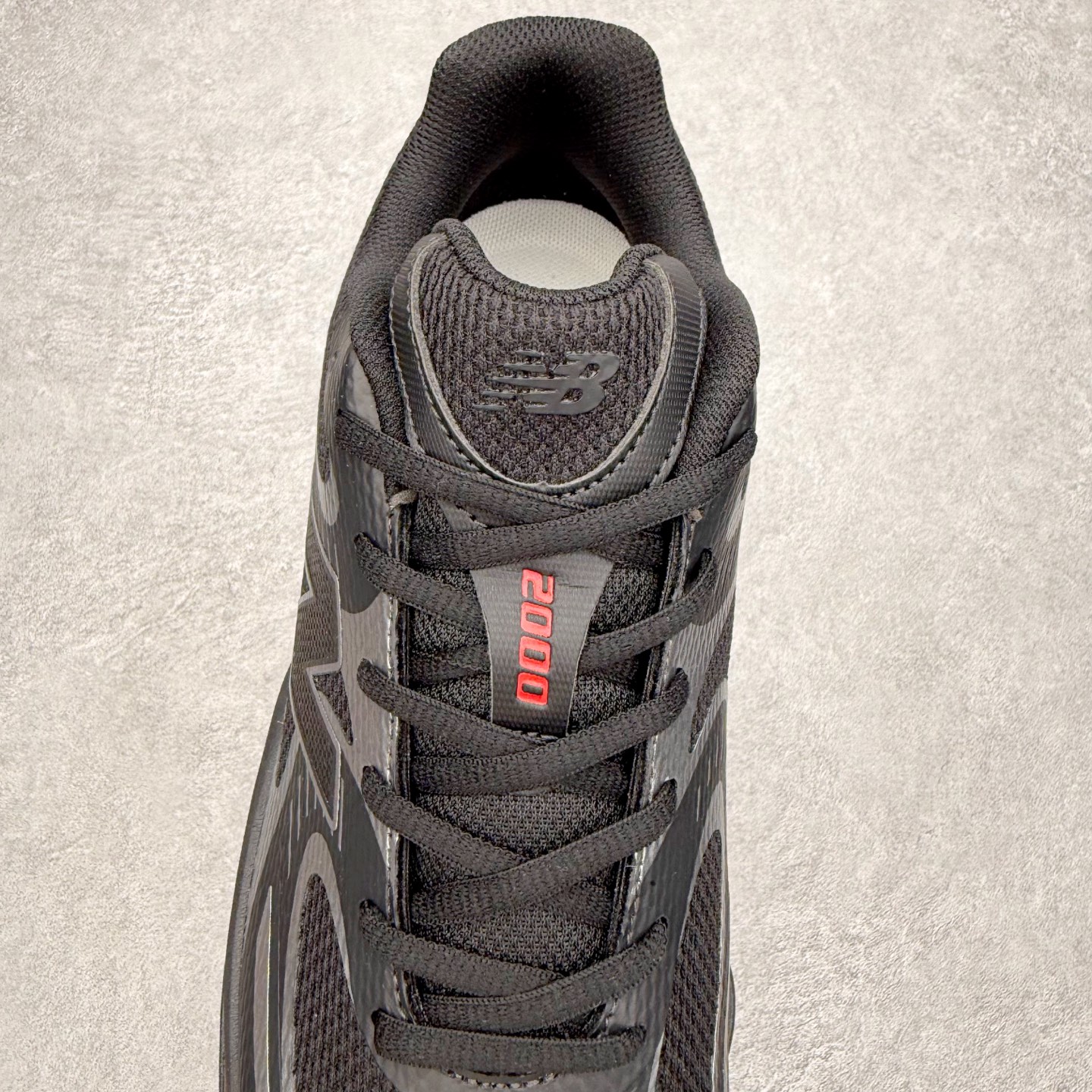 图片[5]-New Balance NB2000 舒适百搭防滑耐磨低帮 休闲跑步鞋 New Balance 在近两年的球鞋市场屡出奇招，在经典鞋型保持进一步增长的同时，推出的每一款新鞋型也都有傲人的战绩。在 327、9060 等鞋型获得成功之后，今天 New Balance 家族又迎来了新鲜血液的注入。这双 New Balance 2000 依然是融合了新旧元素的跑鞋造型，命名为 2000，或许是它的设计理念有着 Y2K 的血统。最大的亮点，在于这双鞋的中底。外侧以五个 ABZORB 单元，带来极具辨识度和冲击力的视觉效果，让这双鞋在外观和脚感方面都颇具吸引力。尺码：36 37 37.5 38 38.5 39 40 40.5 41 42 42.5 43 44 45 46-选品中心