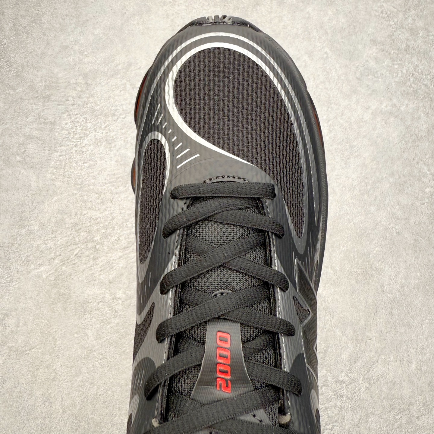 图片[4]-New Balance NB2000 舒适百搭防滑耐磨低帮 休闲跑步鞋 New Balance 在近两年的球鞋市场屡出奇招，在经典鞋型保持进一步增长的同时，推出的每一款新鞋型也都有傲人的战绩。在 327、9060 等鞋型获得成功之后，今天 New Balance 家族又迎来了新鲜血液的注入。这双 New Balance 2000 依然是融合了新旧元素的跑鞋造型，命名为 2000，或许是它的设计理念有着 Y2K 的血统。最大的亮点，在于这双鞋的中底。外侧以五个 ABZORB 单元，带来极具辨识度和冲击力的视觉效果，让这双鞋在外观和脚感方面都颇具吸引力。尺码：36 37 37.5 38 38.5 39 40 40.5 41 42 42.5 43 44 45 46-选品中心