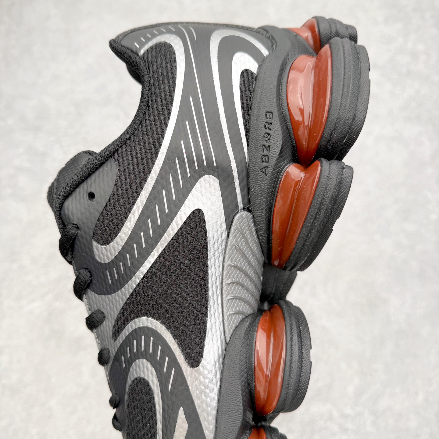 图片[7]-New Balance NB2000 舒适百搭防滑耐磨低帮 休闲跑步鞋 New Balance 在近两年的球鞋市场屡出奇招，在经典鞋型保持进一步增长的同时，推出的每一款新鞋型也都有傲人的战绩。在 327、9060 等鞋型获得成功之后，今天 New Balance 家族又迎来了新鲜血液的注入。这双 New Balance 2000 依然是融合了新旧元素的跑鞋造型，命名为 2000，或许是它的设计理念有着 Y2K 的血统。最大的亮点，在于这双鞋的中底。外侧以五个 ABZORB 单元，带来极具辨识度和冲击力的视觉效果，让这双鞋在外观和脚感方面都颇具吸引力。尺码：36 37 37.5 38 38.5 39 40 40.5 41 42 42.5 43 44 45 46-选品中心