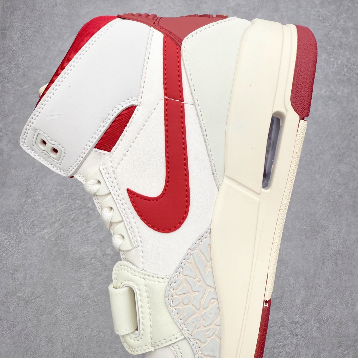 图片[7]-Air Jordan Legacy AJ312 低帮 IQ9785-161 鞋身采用了皮革材质打造 横跨鞋面的魔术贴十分吸睛 侧面的Swoosh Logo的一部分被鞋面遮挡了一部分 颇具玩味 魔术贴上标有NK标识 而鞋舌上是Jordan的经典飞翼Logo 后跟和鞋底均采用了Air Jordan 3 的设计 后跟上同样也使用了经典的爆裂纹图案 尺码：36 36.5 37.5 38 38.5 39 40 40.5 41 42 42.5 43 44 44.5 45 46 47.5-选品中心