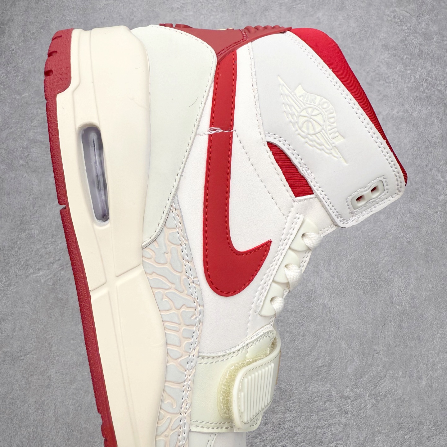 图片[6]-Air Jordan Legacy AJ312 低帮 IQ9785-161 鞋身采用了皮革材质打造 横跨鞋面的魔术贴十分吸睛 侧面的Swoosh Logo的一部分被鞋面遮挡了一部分 颇具玩味 魔术贴上标有NK标识 而鞋舌上是Jordan的经典飞翼Logo 后跟和鞋底均采用了Air Jordan 3 的设计 后跟上同样也使用了经典的爆裂纹图案 尺码：36 36.5 37.5 38 38.5 39 40 40.5 41 42 42.5 43 44 44.5 45 46 47.5-选品中心