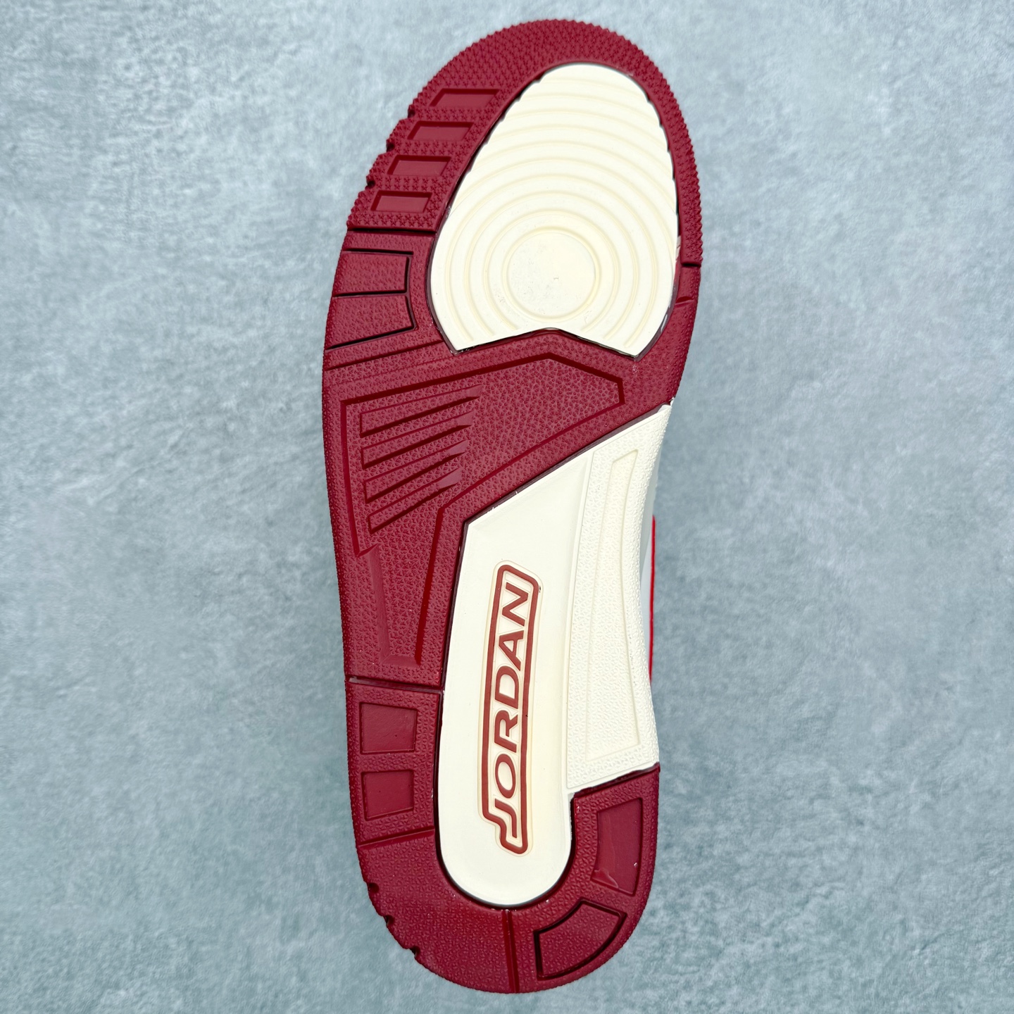 图片[9]-Air Jordan Legacy AJ312 低帮 IQ9785-161 鞋身采用了皮革材质打造 横跨鞋面的魔术贴十分吸睛 侧面的Swoosh Logo的一部分被鞋面遮挡了一部分 颇具玩味 魔术贴上标有NK标识 而鞋舌上是Jordan的经典飞翼Logo 后跟和鞋底均采用了Air Jordan 3 的设计 后跟上同样也使用了经典的爆裂纹图案 尺码：36 36.5 37.5 38 38.5 39 40 40.5 41 42 42.5 43 44 44.5 45 46 47.5-选品中心