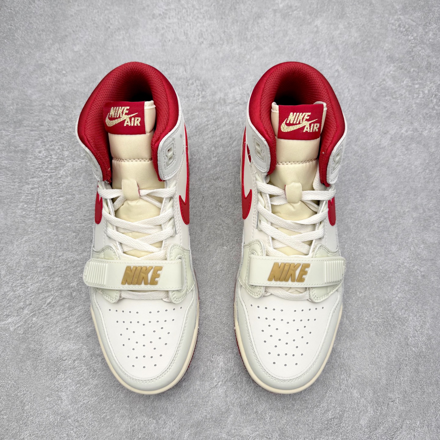 图片[2]-Air Jordan Legacy AJ312 低帮 IQ9785-161 鞋身采用了皮革材质打造 横跨鞋面的魔术贴十分吸睛 侧面的Swoosh Logo的一部分被鞋面遮挡了一部分 颇具玩味 魔术贴上标有NK标识 而鞋舌上是Jordan的经典飞翼Logo 后跟和鞋底均采用了Air Jordan 3 的设计 后跟上同样也使用了经典的爆裂纹图案 尺码：36 36.5 37.5 38 38.5 39 40 40.5 41 42 42.5 43 44 44.5 45 46 47.5-选品中心