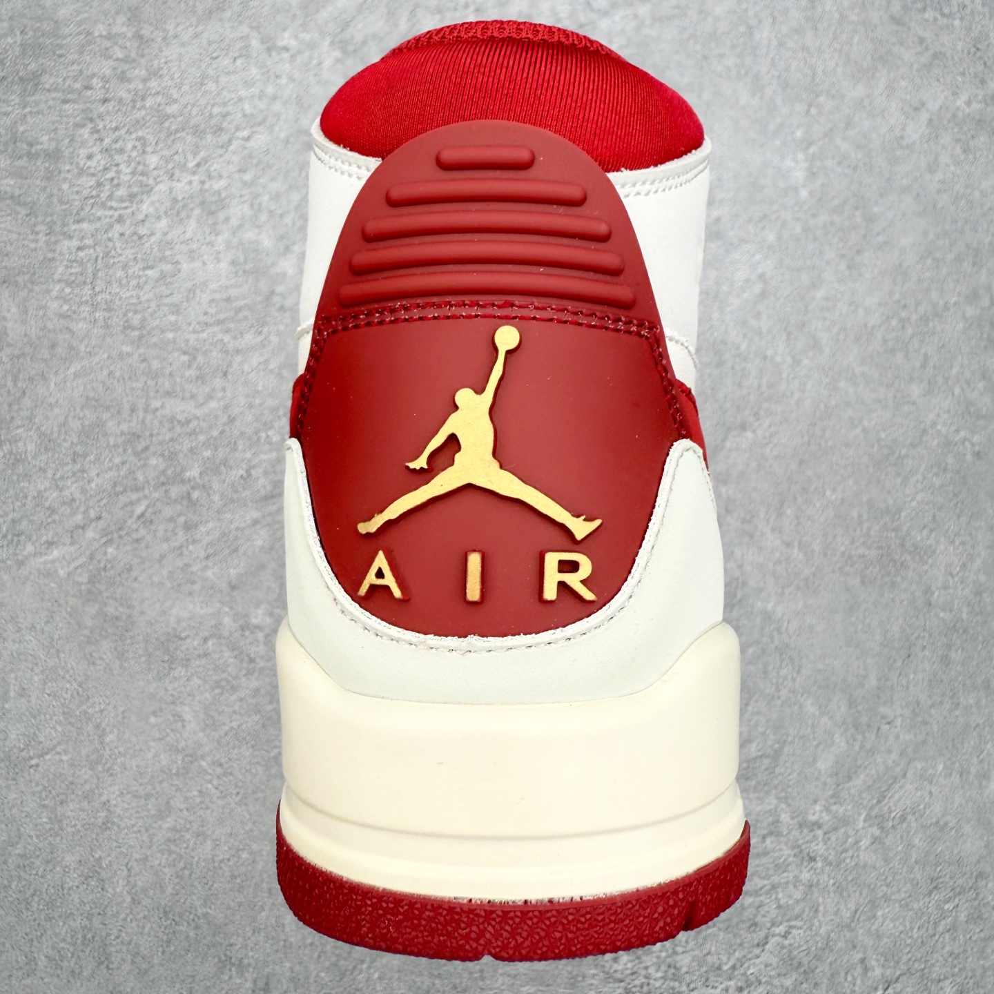 图片[8]-Air Jordan Legacy AJ312 低帮 IQ9785-161 鞋身采用了皮革材质打造 横跨鞋面的魔术贴十分吸睛 侧面的Swoosh Logo的一部分被鞋面遮挡了一部分 颇具玩味 魔术贴上标有NK标识 而鞋舌上是Jordan的经典飞翼Logo 后跟和鞋底均采用了Air Jordan 3 的设计 后跟上同样也使用了经典的爆裂纹图案 尺码：36 36.5 37.5 38 38.5 39 40 40.5 41 42 42.5 43 44 44.5 45 46 47.5-选品中心