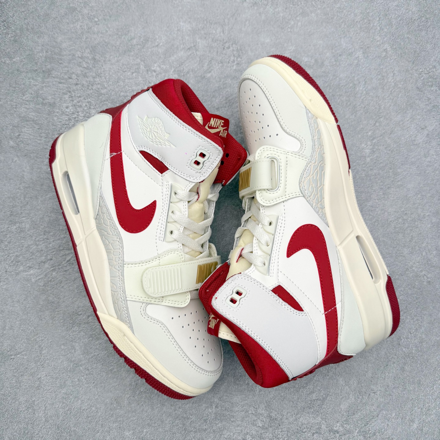 图片[3]-Air Jordan Legacy AJ312 低帮 IQ9785-161 鞋身采用了皮革材质打造 横跨鞋面的魔术贴十分吸睛 侧面的Swoosh Logo的一部分被鞋面遮挡了一部分 颇具玩味 魔术贴上标有NK标识 而鞋舌上是Jordan的经典飞翼Logo 后跟和鞋底均采用了Air Jordan 3 的设计 后跟上同样也使用了经典的爆裂纹图案 尺码：36 36.5 37.5 38 38.5 39 40 40.5 41 42 42.5 43 44 44.5 45 46 47.5-选品中心