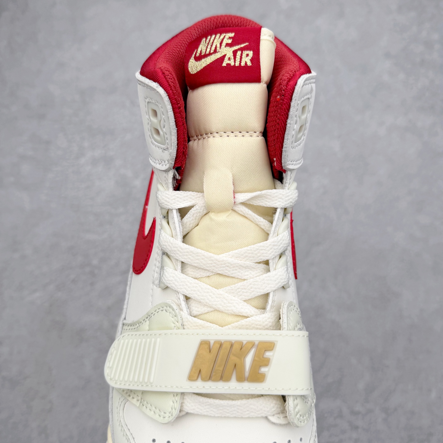 图片[5]-Air Jordan Legacy AJ312 低帮 IQ9785-161 鞋身采用了皮革材质打造 横跨鞋面的魔术贴十分吸睛 侧面的Swoosh Logo的一部分被鞋面遮挡了一部分 颇具玩味 魔术贴上标有NK标识 而鞋舌上是Jordan的经典飞翼Logo 后跟和鞋底均采用了Air Jordan 3 的设计 后跟上同样也使用了经典的爆裂纹图案 尺码：36 36.5 37.5 38 38.5 39 40 40.5 41 42 42.5 43 44 44.5 45 46 47.5-选品中心