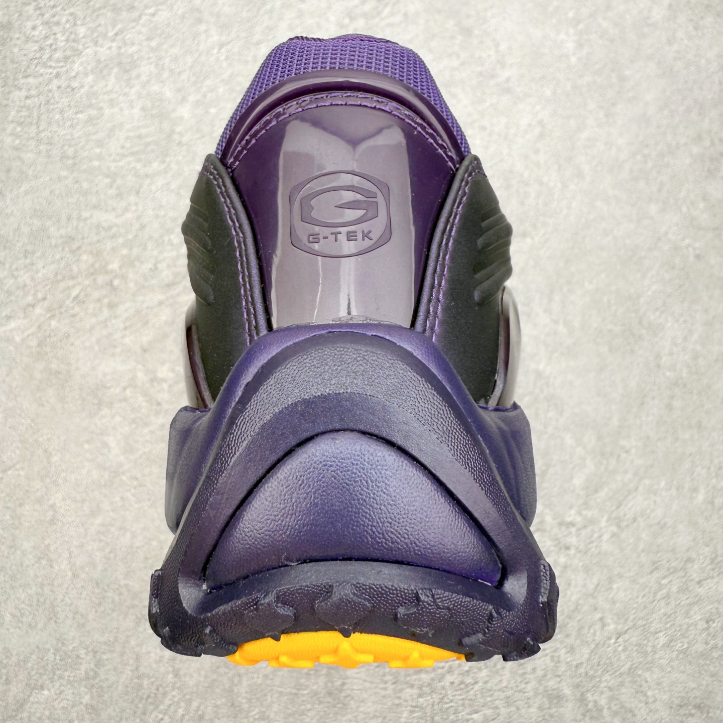 图片[8]-＃纯原 NOCTA x NK Hot Step 2 Air Terra 联名款减震耐磨机能篮球鞋 DZ7293-100 鞋面造型有很强的线条感 电镀元素贯穿鞋身 以其鲜明的色调 为街头时尚注入了一股新鲜活力 这款鞋的设计灵感来源于篮球场上的激情与活力 鞋身采用亮眼的颜色覆盖 搭配上黑色和白色的细节点缀 形成了强烈的视觉冲击 让人一眼就难以忘怀 不仅仅是一双鞋 它是一种态度 一种对生活充满热情的态度 无论是在夜晚的街头漫步 还是在篮球场上的激烈对抗 它都能让你成为众人焦点 尺码：40 40.5 41 42 42.5 43 44 44.5 45 46 47.5 48.5-选品中心