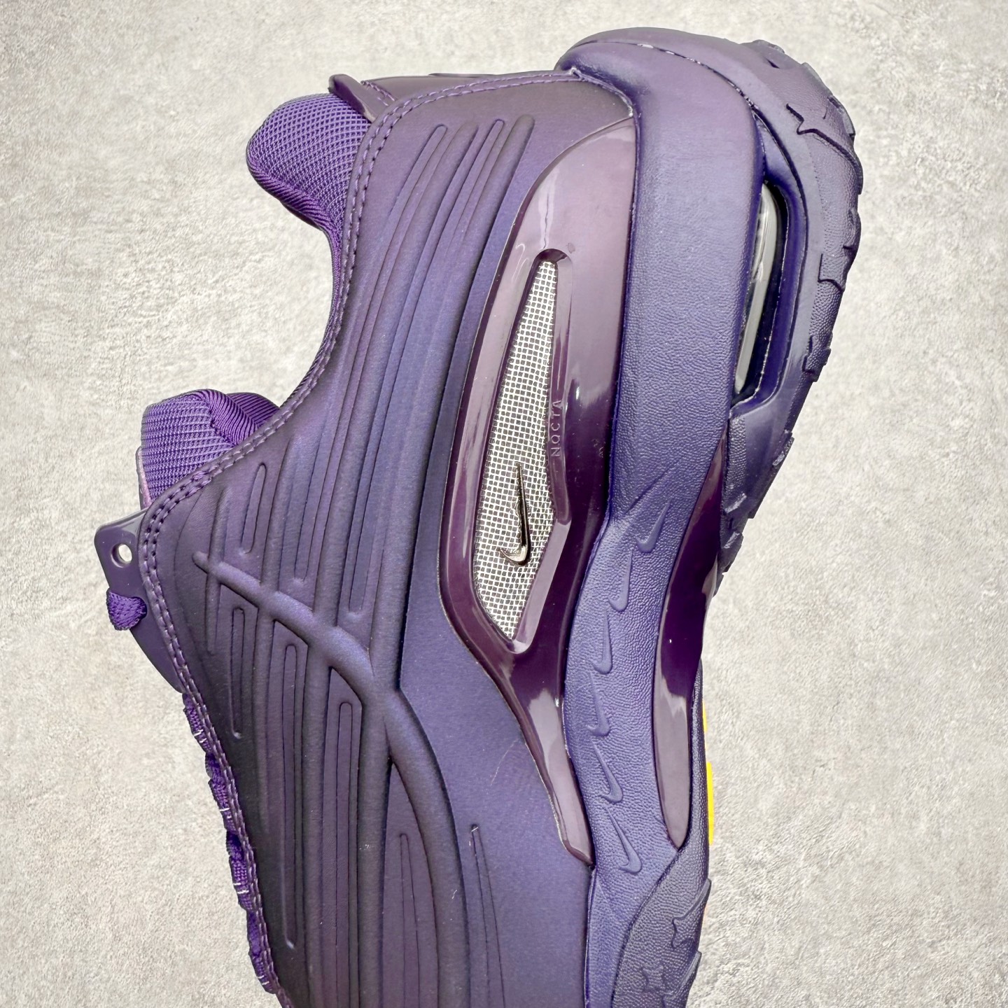 图片[7]-＃纯原 NOCTA x NK Hot Step 2 Air Terra 联名款减震耐磨机能篮球鞋 DZ7293-100 鞋面造型有很强的线条感 电镀元素贯穿鞋身 以其鲜明的色调 为街头时尚注入了一股新鲜活力 这款鞋的设计灵感来源于篮球场上的激情与活力 鞋身采用亮眼的颜色覆盖 搭配上黑色和白色的细节点缀 形成了强烈的视觉冲击 让人一眼就难以忘怀 不仅仅是一双鞋 它是一种态度 一种对生活充满热情的态度 无论是在夜晚的街头漫步 还是在篮球场上的激烈对抗 它都能让你成为众人焦点 尺码：40 40.5 41 42 42.5 43 44 44.5 45 46 47.5 48.5-选品中心