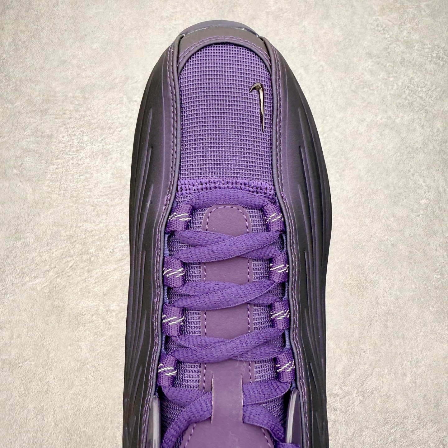 图片[4]-＃纯原 NOCTA x NK Hot Step 2 Air Terra 联名款减震耐磨机能篮球鞋 DZ7293-100 鞋面造型有很强的线条感 电镀元素贯穿鞋身 以其鲜明的色调 为街头时尚注入了一股新鲜活力 这款鞋的设计灵感来源于篮球场上的激情与活力 鞋身采用亮眼的颜色覆盖 搭配上黑色和白色的细节点缀 形成了强烈的视觉冲击 让人一眼就难以忘怀 不仅仅是一双鞋 它是一种态度 一种对生活充满热情的态度 无论是在夜晚的街头漫步 还是在篮球场上的激烈对抗 它都能让你成为众人焦点 尺码：40 40.5 41 42 42.5 43 44 44.5 45 46 47.5 48.5-选品中心