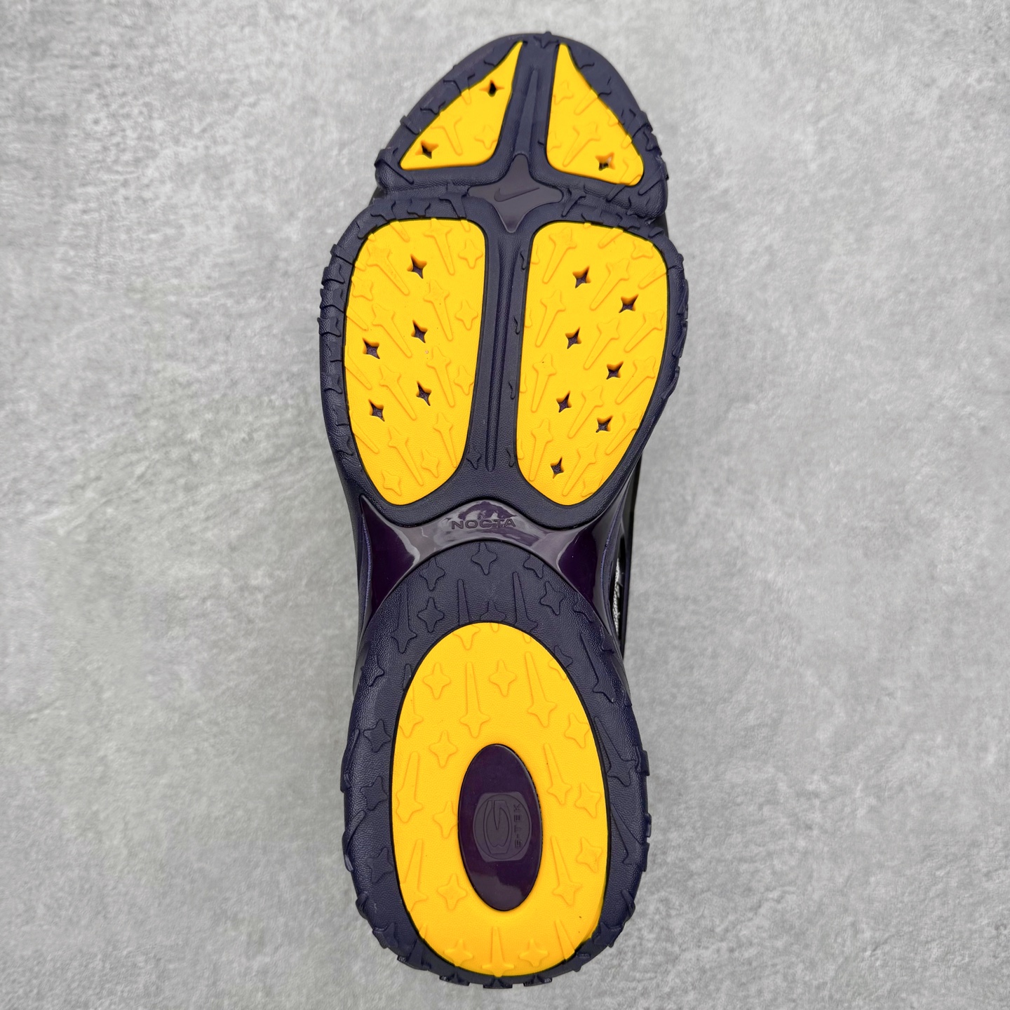 图片[9]-＃纯原 NOCTA x NK Hot Step 2 Air Terra 联名款减震耐磨机能篮球鞋 DZ7293-100 鞋面造型有很强的线条感 电镀元素贯穿鞋身 以其鲜明的色调 为街头时尚注入了一股新鲜活力 这款鞋的设计灵感来源于篮球场上的激情与活力 鞋身采用亮眼的颜色覆盖 搭配上黑色和白色的细节点缀 形成了强烈的视觉冲击 让人一眼就难以忘怀 不仅仅是一双鞋 它是一种态度 一种对生活充满热情的态度 无论是在夜晚的街头漫步 还是在篮球场上的激烈对抗 它都能让你成为众人焦点 尺码：40 40.5 41 42 42.5 43 44 44.5 45 46 47.5 48.5-选品中心