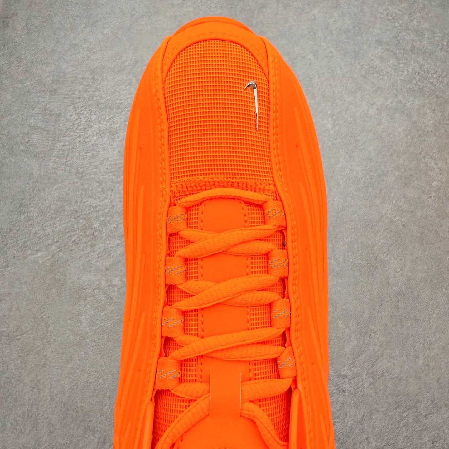 图片[4]-＃纯原 NOCTA x NK Hot Step 2 Air Terra 联名款减震耐磨机能篮球鞋 DZ7293-800 鞋面造型有很强的线条感 电镀元素贯穿鞋身 以其鲜明的色调 为街头时尚注入了一股新鲜活力 这款鞋的设计灵感来源于篮球场上的激情与活力 鞋身采用亮眼的颜色覆盖 搭配上黑色和白色的细节点缀 形成了强烈的视觉冲击 让人一眼就难以忘怀 不仅仅是一双鞋 它是一种态度 一种对生活充满热情的态度 无论是在夜晚的街头漫步 还是在篮球场上的激烈对抗 它都能让你成为众人焦点 尺码：40 40.5 41 42 42.5 43 44 44.5 45 46 47.5 48.5-选品中心