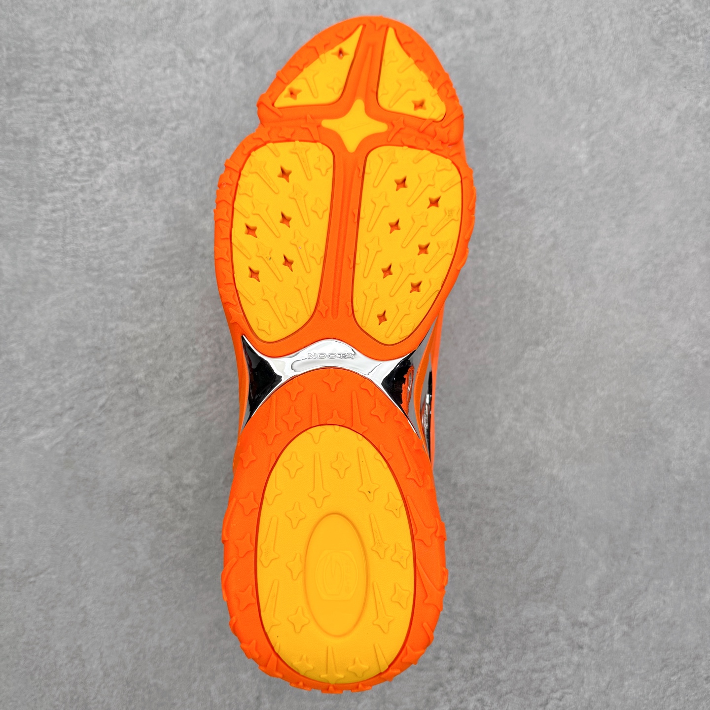 图片[9]-＃纯原 NOCTA x NK Hot Step 2 Air Terra 联名款减震耐磨机能篮球鞋 DZ7293-800 鞋面造型有很强的线条感 电镀元素贯穿鞋身 以其鲜明的色调 为街头时尚注入了一股新鲜活力 这款鞋的设计灵感来源于篮球场上的激情与活力 鞋身采用亮眼的颜色覆盖 搭配上黑色和白色的细节点缀 形成了强烈的视觉冲击 让人一眼就难以忘怀 不仅仅是一双鞋 它是一种态度 一种对生活充满热情的态度 无论是在夜晚的街头漫步 还是在篮球场上的激烈对抗 它都能让你成为众人焦点 尺码：40 40.5 41 42 42.5 43 44 44.5 45 46 47.5 48.5-选品中心