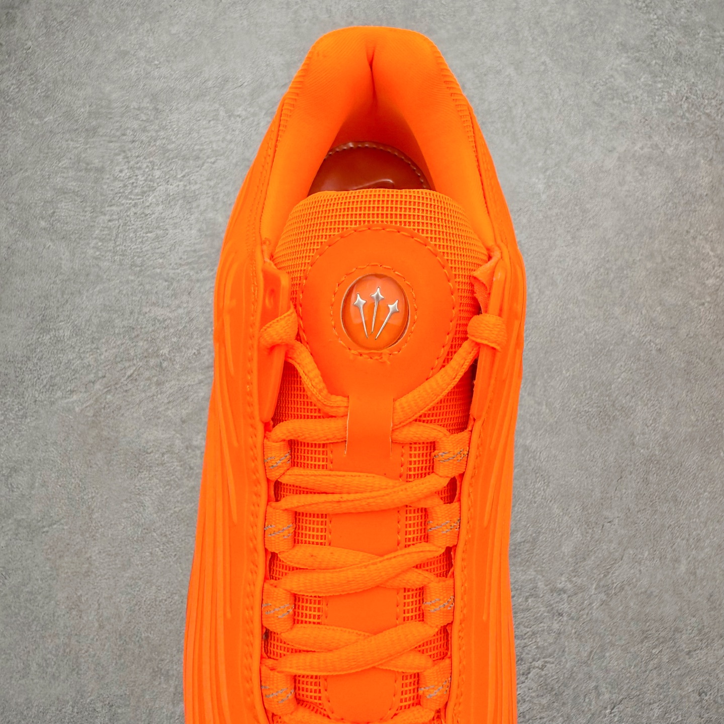 图片[5]-＃纯原 NOCTA x NK Hot Step 2 Air Terra 联名款减震耐磨机能篮球鞋 DZ7293-800 鞋面造型有很强的线条感 电镀元素贯穿鞋身 以其鲜明的色调 为街头时尚注入了一股新鲜活力 这款鞋的设计灵感来源于篮球场上的激情与活力 鞋身采用亮眼的颜色覆盖 搭配上黑色和白色的细节点缀 形成了强烈的视觉冲击 让人一眼就难以忘怀 不仅仅是一双鞋 它是一种态度 一种对生活充满热情的态度 无论是在夜晚的街头漫步 还是在篮球场上的激烈对抗 它都能让你成为众人焦点 尺码：40 40.5 41 42 42.5 43 44 44.5 45 46 47.5 48.5-选品中心