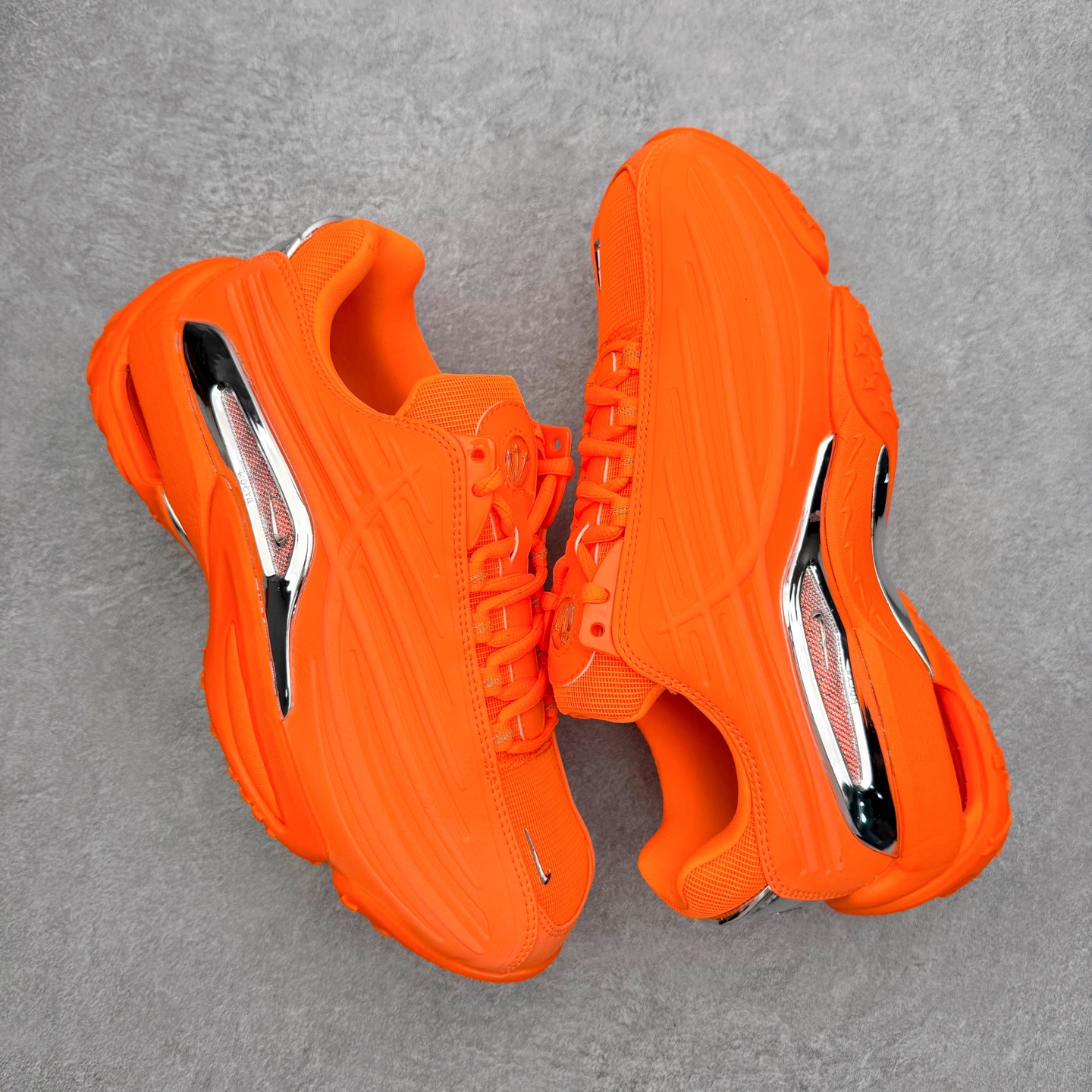 图片[3]-＃纯原 NOCTA x NK Hot Step 2 Air Terra 联名款减震耐磨机能篮球鞋 DZ7293-800 鞋面造型有很强的线条感 电镀元素贯穿鞋身 以其鲜明的色调 为街头时尚注入了一股新鲜活力 这款鞋的设计灵感来源于篮球场上的激情与活力 鞋身采用亮眼的颜色覆盖 搭配上黑色和白色的细节点缀 形成了强烈的视觉冲击 让人一眼就难以忘怀 不仅仅是一双鞋 它是一种态度 一种对生活充满热情的态度 无论是在夜晚的街头漫步 还是在篮球场上的激烈对抗 它都能让你成为众人焦点 尺码：40 40.5 41 42 42.5 43 44 44.5 45 46 47.5 48.5-选品中心