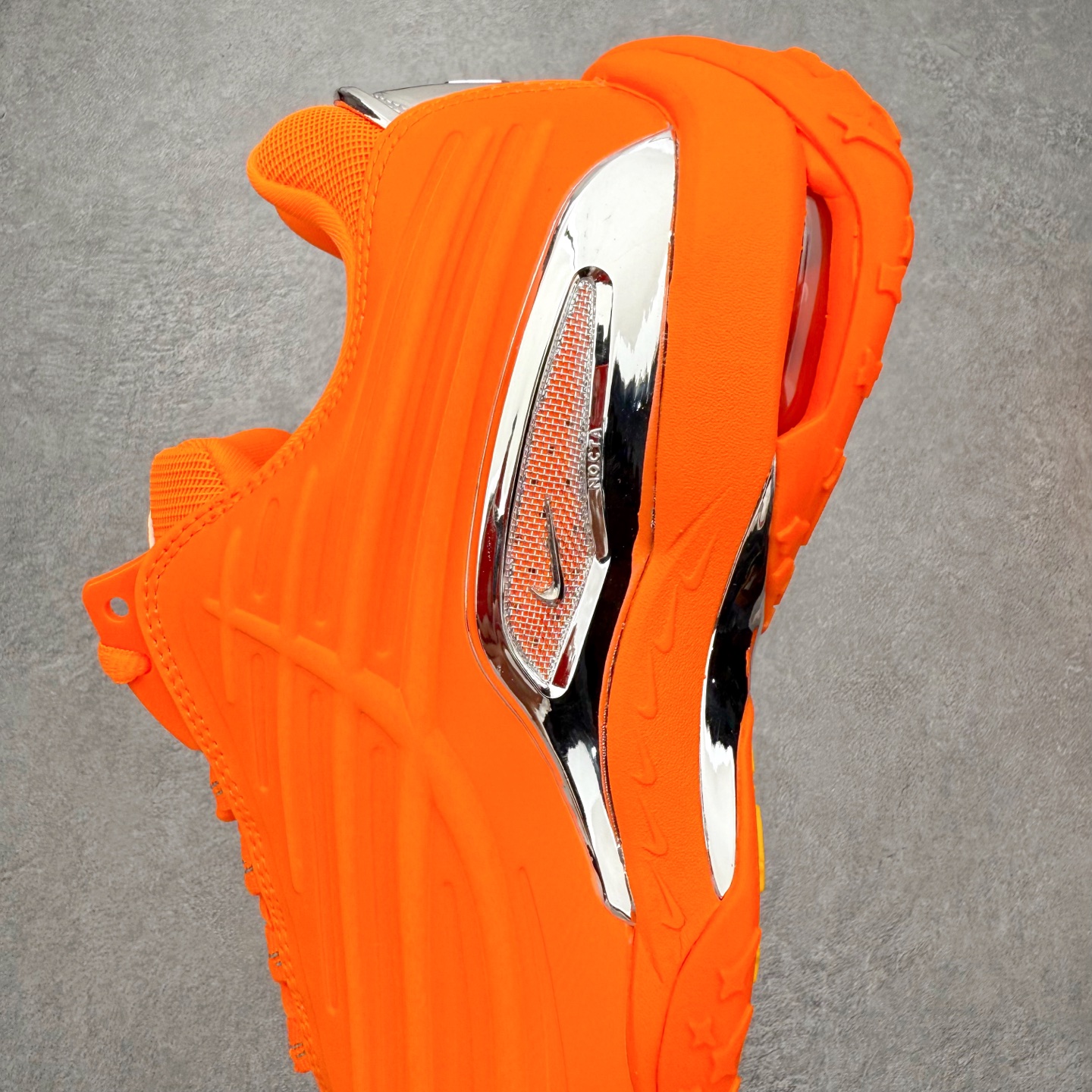 图片[7]-＃纯原 NOCTA x NK Hot Step 2 Air Terra 联名款减震耐磨机能篮球鞋 DZ7293-800 鞋面造型有很强的线条感 电镀元素贯穿鞋身 以其鲜明的色调 为街头时尚注入了一股新鲜活力 这款鞋的设计灵感来源于篮球场上的激情与活力 鞋身采用亮眼的颜色覆盖 搭配上黑色和白色的细节点缀 形成了强烈的视觉冲击 让人一眼就难以忘怀 不仅仅是一双鞋 它是一种态度 一种对生活充满热情的态度 无论是在夜晚的街头漫步 还是在篮球场上的激烈对抗 它都能让你成为众人焦点 尺码：40 40.5 41 42 42.5 43 44 44.5 45 46 47.5 48.5-选品中心