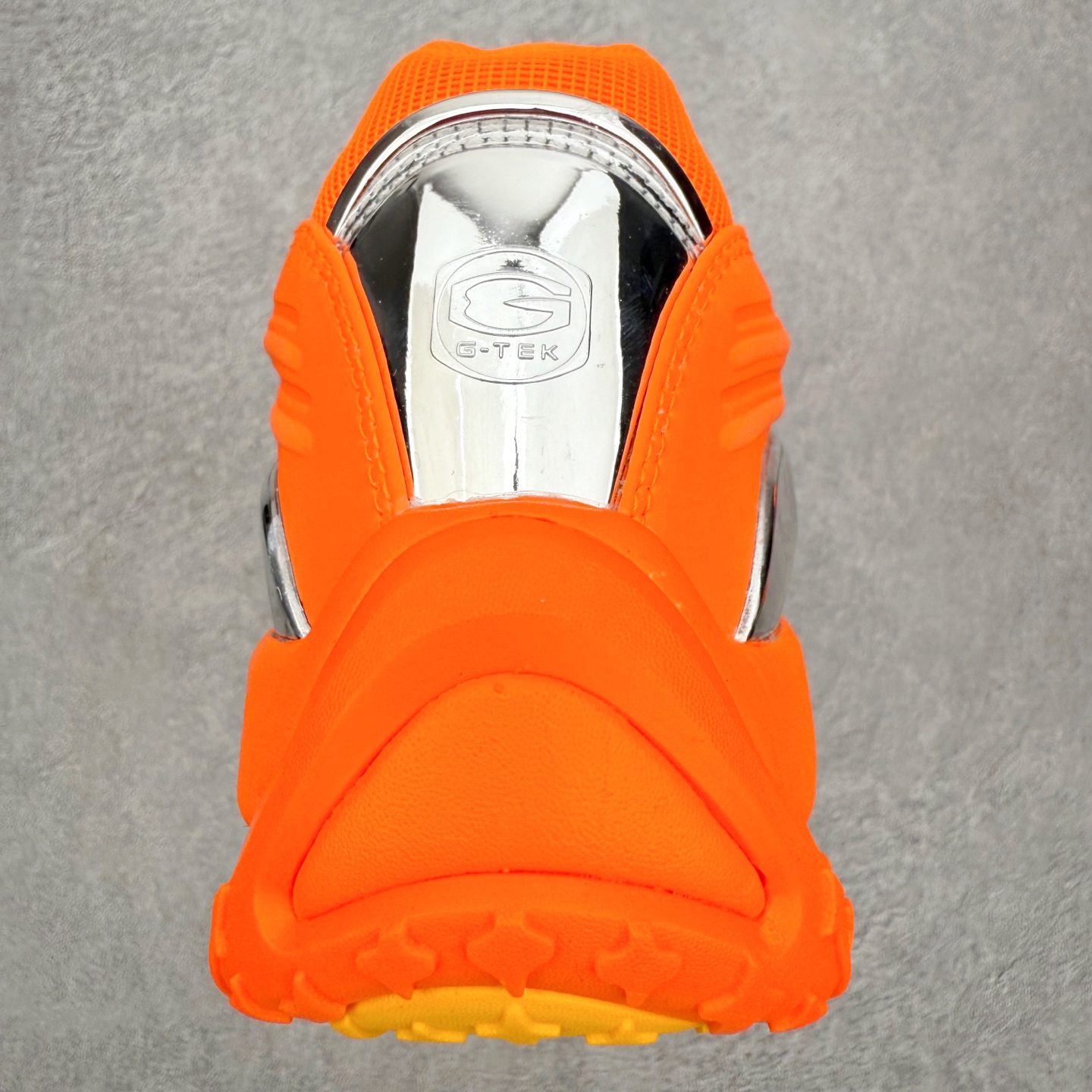 图片[8]-＃纯原 NOCTA x NK Hot Step 2 Air Terra 联名款减震耐磨机能篮球鞋 DZ7293-800 鞋面造型有很强的线条感 电镀元素贯穿鞋身 以其鲜明的色调 为街头时尚注入了一股新鲜活力 这款鞋的设计灵感来源于篮球场上的激情与活力 鞋身采用亮眼的颜色覆盖 搭配上黑色和白色的细节点缀 形成了强烈的视觉冲击 让人一眼就难以忘怀 不仅仅是一双鞋 它是一种态度 一种对生活充满热情的态度 无论是在夜晚的街头漫步 还是在篮球场上的激烈对抗 它都能让你成为众人焦点 尺码：40 40.5 41 42 42.5 43 44 44.5 45 46 47.5 48.5-选品中心