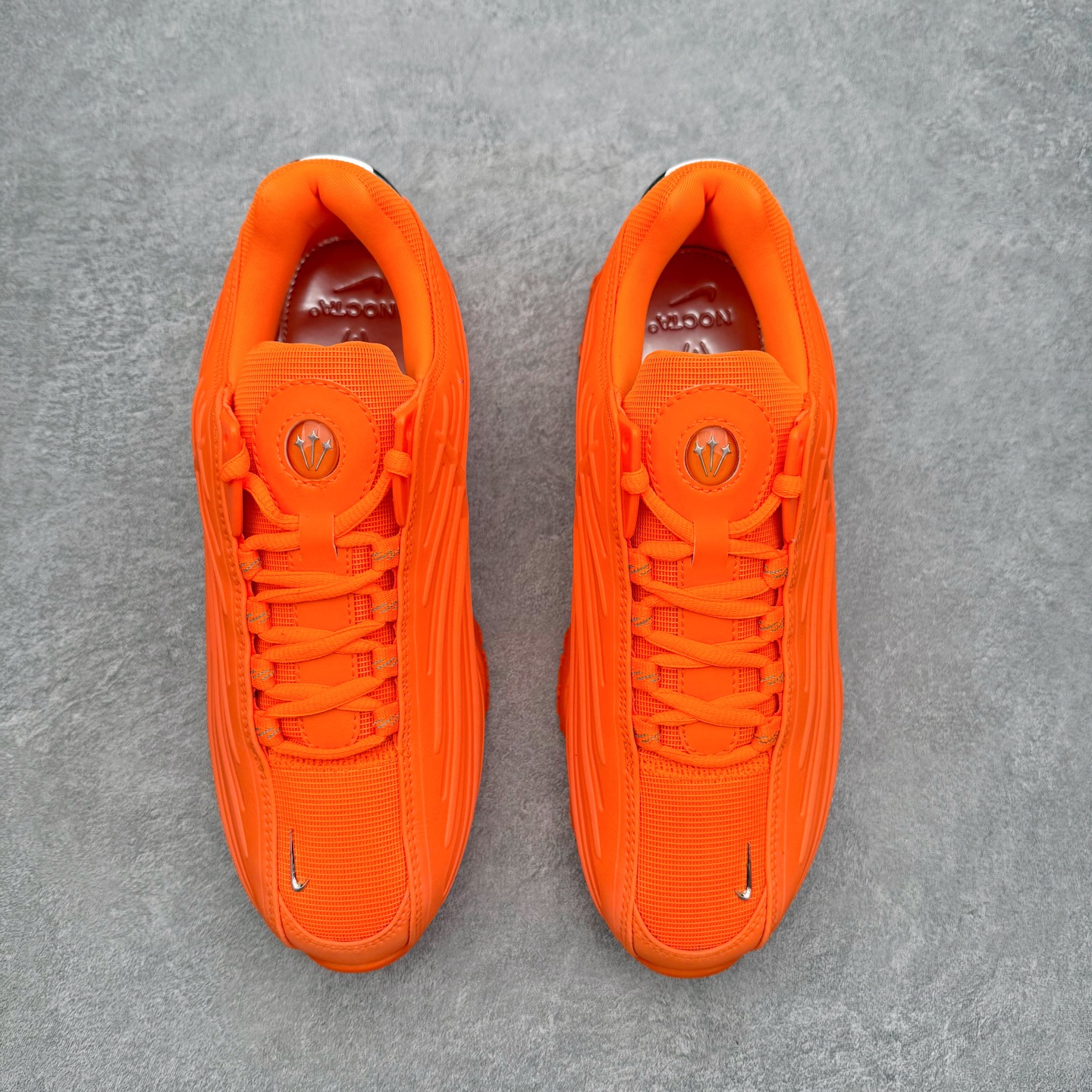 图片[2]-＃纯原 NOCTA x NK Hot Step 2 Air Terra 联名款减震耐磨机能篮球鞋 DZ7293-800 鞋面造型有很强的线条感 电镀元素贯穿鞋身 以其鲜明的色调 为街头时尚注入了一股新鲜活力 这款鞋的设计灵感来源于篮球场上的激情与活力 鞋身采用亮眼的颜色覆盖 搭配上黑色和白色的细节点缀 形成了强烈的视觉冲击 让人一眼就难以忘怀 不仅仅是一双鞋 它是一种态度 一种对生活充满热情的态度 无论是在夜晚的街头漫步 还是在篮球场上的激烈对抗 它都能让你成为众人焦点 尺码：40 40.5 41 42 42.5 43 44 44.5 45 46 47.5 48.5-选品中心