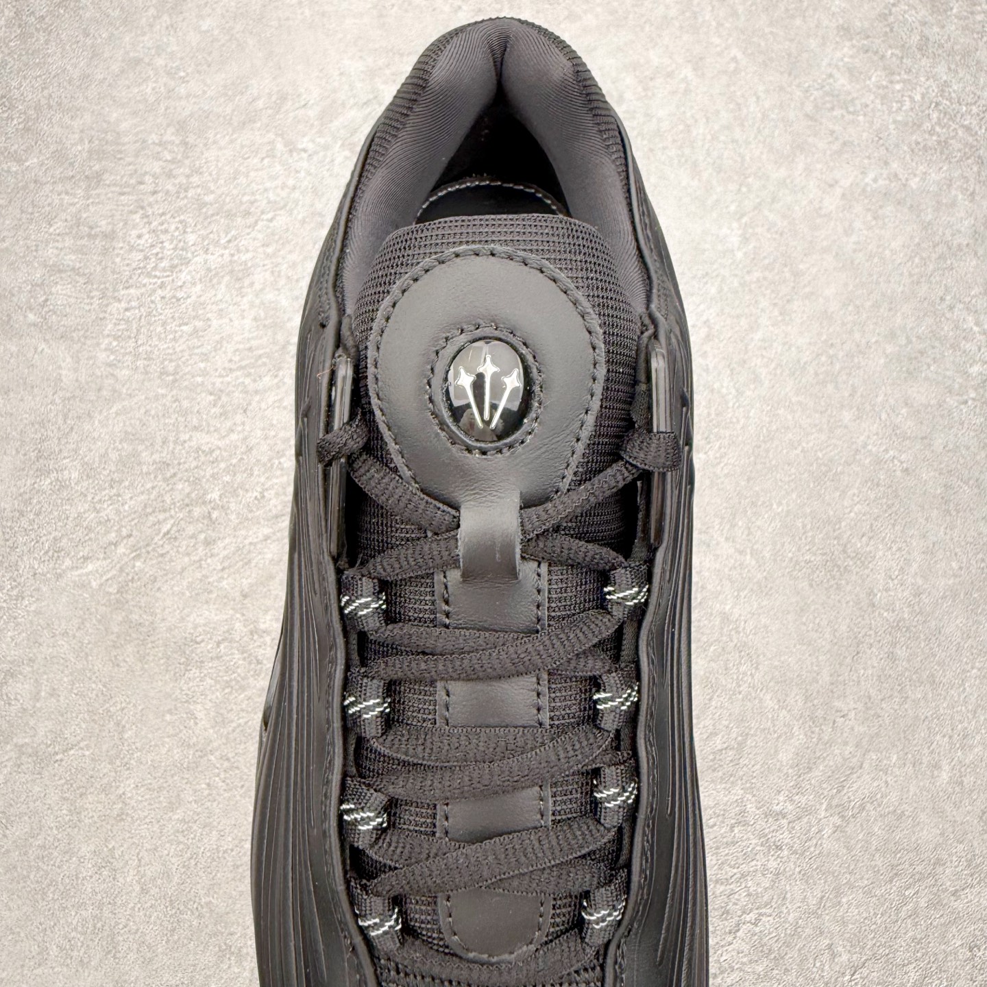 图片[5]-＃纯原 NOCTA x NK Hot Step 2 Air Terra 联名款减震耐磨机能篮球鞋 DZ7293-001 鞋面造型有很强的线条感 电镀元素贯穿鞋身 以其鲜明的色调 为街头时尚注入了一股新鲜活力 这款鞋的设计灵感来源于篮球场上的激情与活力 鞋身采用亮眼的颜色覆盖 搭配上黑色和白色的细节点缀 形成了强烈的视觉冲击 让人一眼就难以忘怀 不仅仅是一双鞋 它是一种态度 一种对生活充满热情的态度 无论是在夜晚的街头漫步 还是在篮球场上的激烈对抗 它都能让你成为众人焦点 尺码：40 40.5 41 42 42.5 43 44 44.5 45 46 47.5 48.5-选品中心