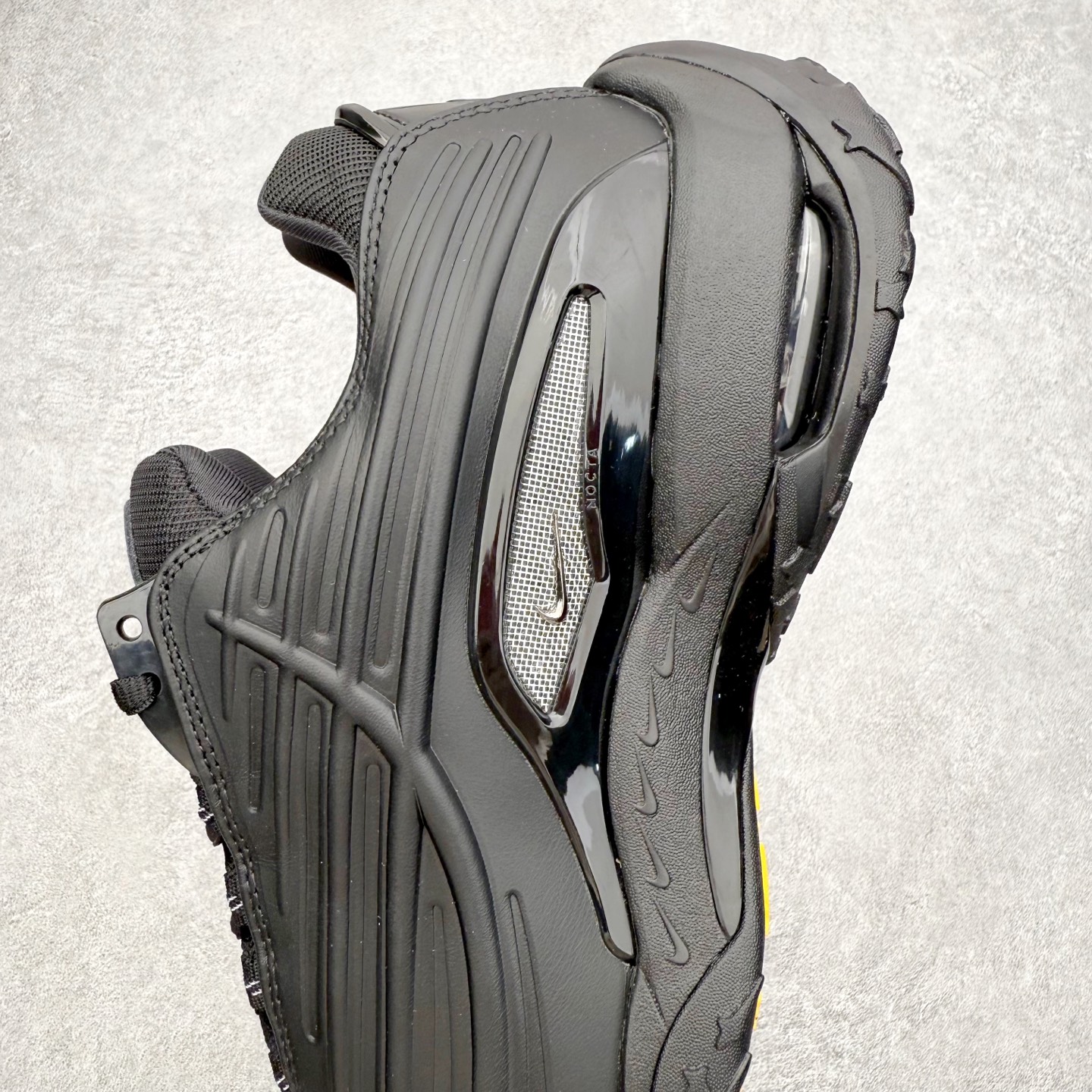 图片[7]-＃纯原 NOCTA x NK Hot Step 2 Air Terra 联名款减震耐磨机能篮球鞋 DZ7293-001 鞋面造型有很强的线条感 电镀元素贯穿鞋身 以其鲜明的色调 为街头时尚注入了一股新鲜活力 这款鞋的设计灵感来源于篮球场上的激情与活力 鞋身采用亮眼的颜色覆盖 搭配上黑色和白色的细节点缀 形成了强烈的视觉冲击 让人一眼就难以忘怀 不仅仅是一双鞋 它是一种态度 一种对生活充满热情的态度 无论是在夜晚的街头漫步 还是在篮球场上的激烈对抗 它都能让你成为众人焦点 尺码：40 40.5 41 42 42.5 43 44 44.5 45 46 47.5 48.5-选品中心