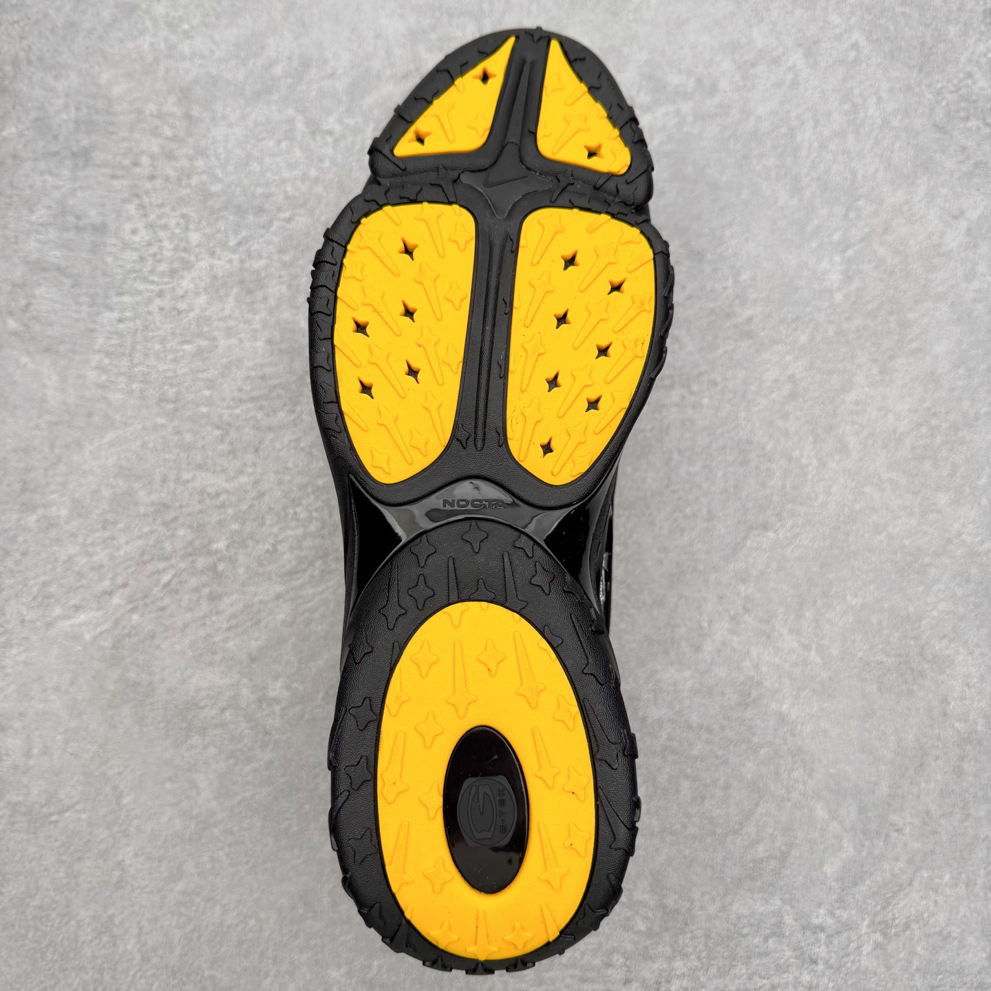 图片[9]-＃纯原 NOCTA x NK Hot Step 2 Air Terra 联名款减震耐磨机能篮球鞋 DZ7293-001 鞋面造型有很强的线条感 电镀元素贯穿鞋身 以其鲜明的色调 为街头时尚注入了一股新鲜活力 这款鞋的设计灵感来源于篮球场上的激情与活力 鞋身采用亮眼的颜色覆盖 搭配上黑色和白色的细节点缀 形成了强烈的视觉冲击 让人一眼就难以忘怀 不仅仅是一双鞋 它是一种态度 一种对生活充满热情的态度 无论是在夜晚的街头漫步 还是在篮球场上的激烈对抗 它都能让你成为众人焦点 尺码：40 40.5 41 42 42.5 43 44 44.5 45 46 47.5 48.5-选品中心