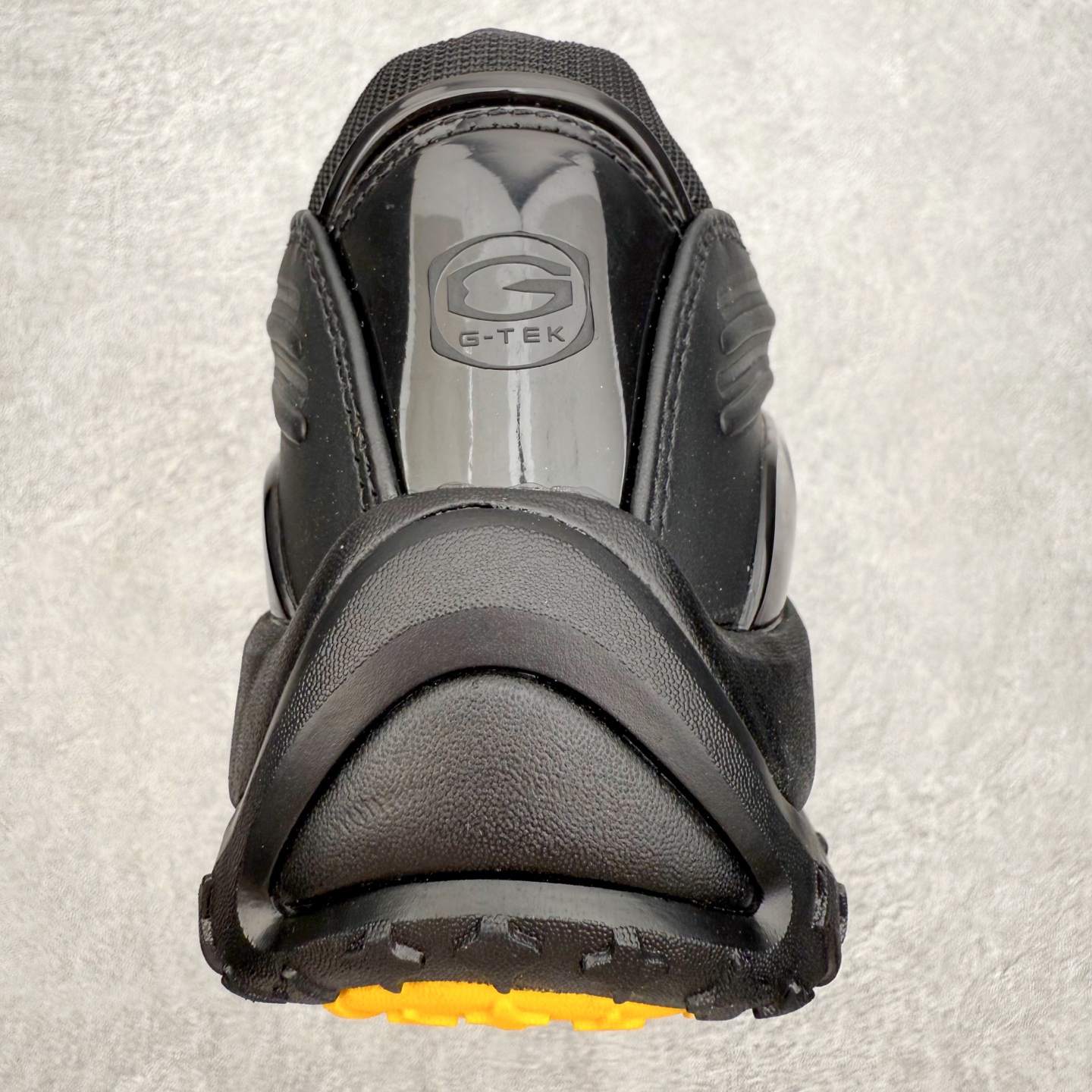 图片[8]-＃纯原 NOCTA x NK Hot Step 2 Air Terra 联名款减震耐磨机能篮球鞋 DZ7293-001 鞋面造型有很强的线条感 电镀元素贯穿鞋身 以其鲜明的色调 为街头时尚注入了一股新鲜活力 这款鞋的设计灵感来源于篮球场上的激情与活力 鞋身采用亮眼的颜色覆盖 搭配上黑色和白色的细节点缀 形成了强烈的视觉冲击 让人一眼就难以忘怀 不仅仅是一双鞋 它是一种态度 一种对生活充满热情的态度 无论是在夜晚的街头漫步 还是在篮球场上的激烈对抗 它都能让你成为众人焦点 尺码：40 40.5 41 42 42.5 43 44 44.5 45 46 47.5 48.5-选品中心