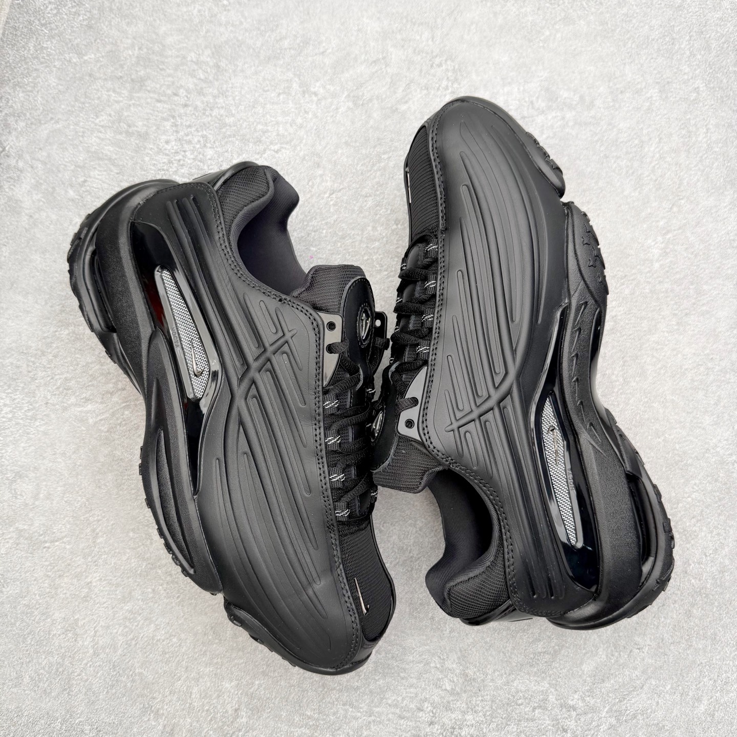 图片[3]-＃纯原 NOCTA x NK Hot Step 2 Air Terra 联名款减震耐磨机能篮球鞋 DZ7293-001 鞋面造型有很强的线条感 电镀元素贯穿鞋身 以其鲜明的色调 为街头时尚注入了一股新鲜活力 这款鞋的设计灵感来源于篮球场上的激情与活力 鞋身采用亮眼的颜色覆盖 搭配上黑色和白色的细节点缀 形成了强烈的视觉冲击 让人一眼就难以忘怀 不仅仅是一双鞋 它是一种态度 一种对生活充满热情的态度 无论是在夜晚的街头漫步 还是在篮球场上的激烈对抗 它都能让你成为众人焦点 尺码：40 40.5 41 42 42.5 43 44 44.5 45 46 47.5 48.5-选品中心