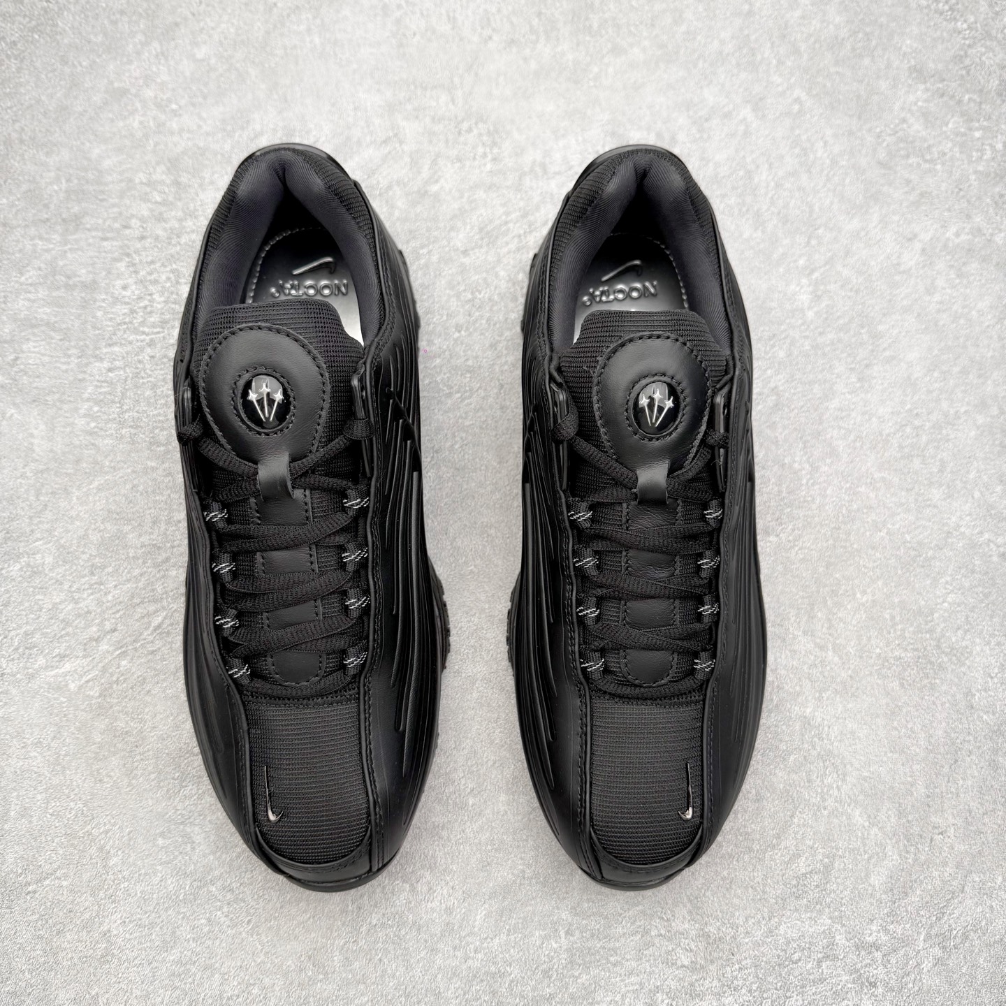 图片[2]-＃纯原 NOCTA x NK Hot Step 2 Air Terra 联名款减震耐磨机能篮球鞋 DZ7293-001 鞋面造型有很强的线条感 电镀元素贯穿鞋身 以其鲜明的色调 为街头时尚注入了一股新鲜活力 这款鞋的设计灵感来源于篮球场上的激情与活力 鞋身采用亮眼的颜色覆盖 搭配上黑色和白色的细节点缀 形成了强烈的视觉冲击 让人一眼就难以忘怀 不仅仅是一双鞋 它是一种态度 一种对生活充满热情的态度 无论是在夜晚的街头漫步 还是在篮球场上的激烈对抗 它都能让你成为众人焦点 尺码：40 40.5 41 42 42.5 43 44 44.5 45 46 47.5 48.5-选品中心