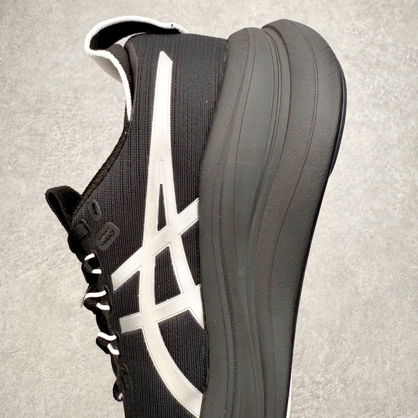 图片[7]-Asics GEL-Nimbus 28 亚瑟士缓震跑鞋 近年复古风潮的势头很旺 ASICS一直坚信保持身体的健康与活力是打造健康快乐的生活方式的最佳途径 ASICS为复古鞋型注入新设计 为玩家的街头穿搭提供了更多可能 GEL-NIMBUSTM9运动鞋最初是为中立和仰卧跑步者设计的长距离训练器 采用原始材料和关键细节重新设计 其Y2K时代的工业外观也被大胆的对比和色块所抵消 尺码：36 36.5 37.5 38 38.5 39 40 40.5 41.5 42 42.5 43.5 44 44.5 45-选品中心