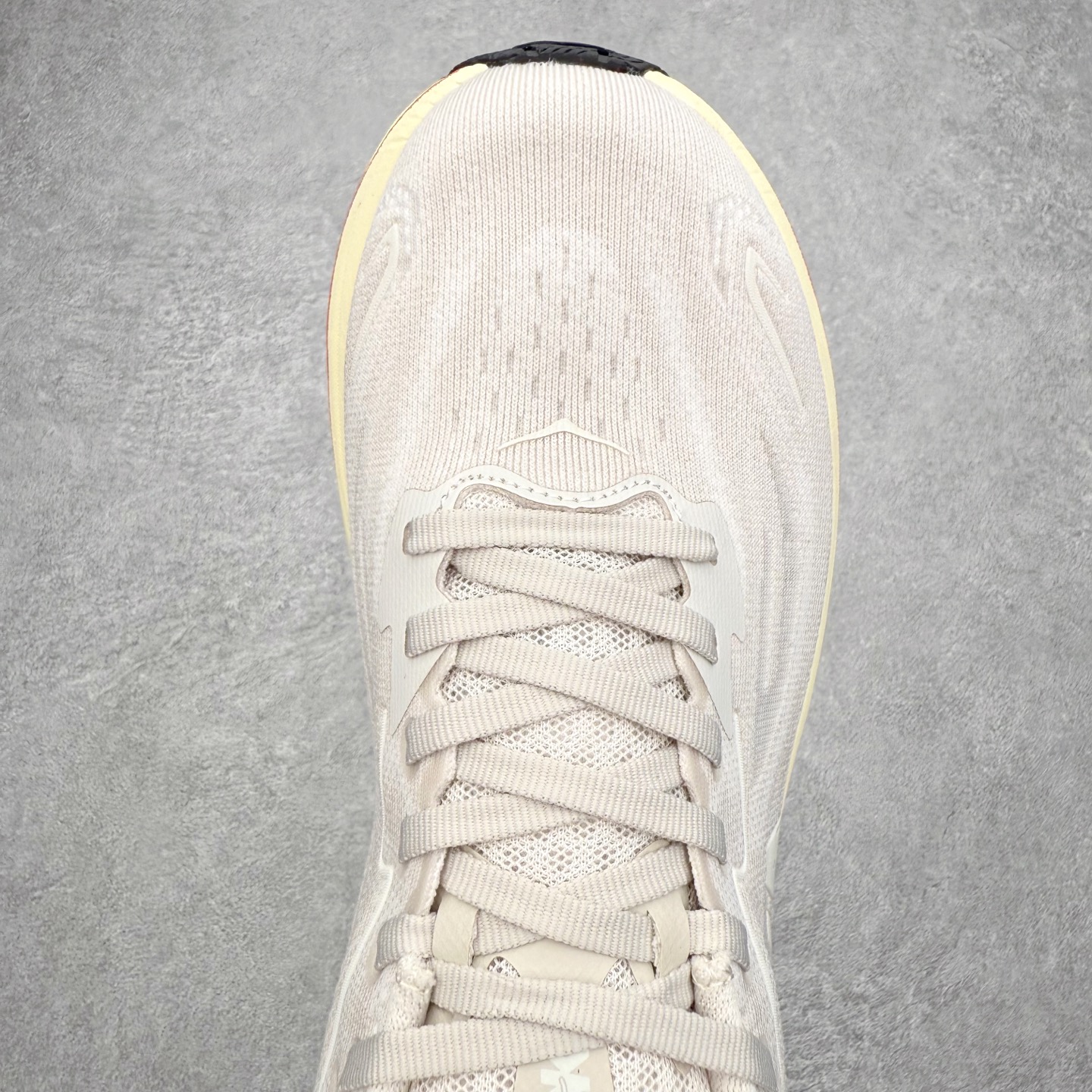 图片[4]-HOKA ONE ONE Clifton 克里夫顿10代专业性能减震公路跑步鞋 轻盈透气的针织网面和纱线的使用让鞋面更挺拔 增强鞋面的强度和支撑性能 搭配柔软的鞋舌 让双脚在舒适包裹中跑的更加畅快 全新泡棉中底 柔软的同时增强回弹性能 为不同跑者提供更平稳流畅的脚感 带来全面的缓冲保护 根据人体工程学设计的延长拉襟 后跟处弹软的海绵填充舒适固定 避免掉跟和摩擦 相比上一代光滑的内衬 Clifton 的内衬增强了摩擦力 避免双脚在鞋内滑动 尺码：36 36.5 37.5 38 38.5 39 40 40.5 41 42 42.5 43 44 44.5 45-选品中心