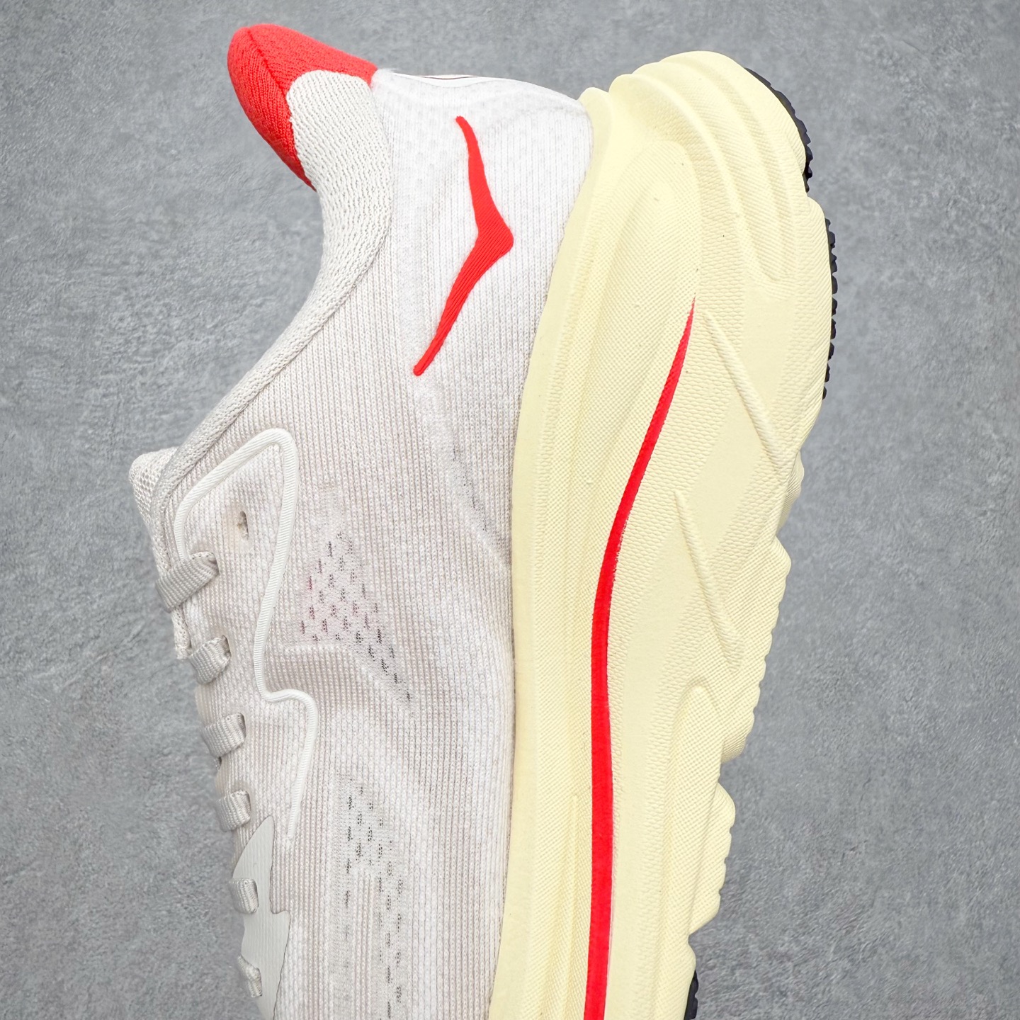 图片[7]-HOKA ONE ONE Clifton 克里夫顿10代专业性能减震公路跑步鞋 轻盈透气的针织网面和纱线的使用让鞋面更挺拔 增强鞋面的强度和支撑性能 搭配柔软的鞋舌 让双脚在舒适包裹中跑的更加畅快 全新泡棉中底 柔软的同时增强回弹性能 为不同跑者提供更平稳流畅的脚感 带来全面的缓冲保护 根据人体工程学设计的延长拉襟 后跟处弹软的海绵填充舒适固定 避免掉跟和摩擦 相比上一代光滑的内衬 Clifton 的内衬增强了摩擦力 避免双脚在鞋内滑动 尺码：36 36.5 37.5 38 38.5 39 40 40.5 41 42 42.5 43 44 44.5 45-选品中心