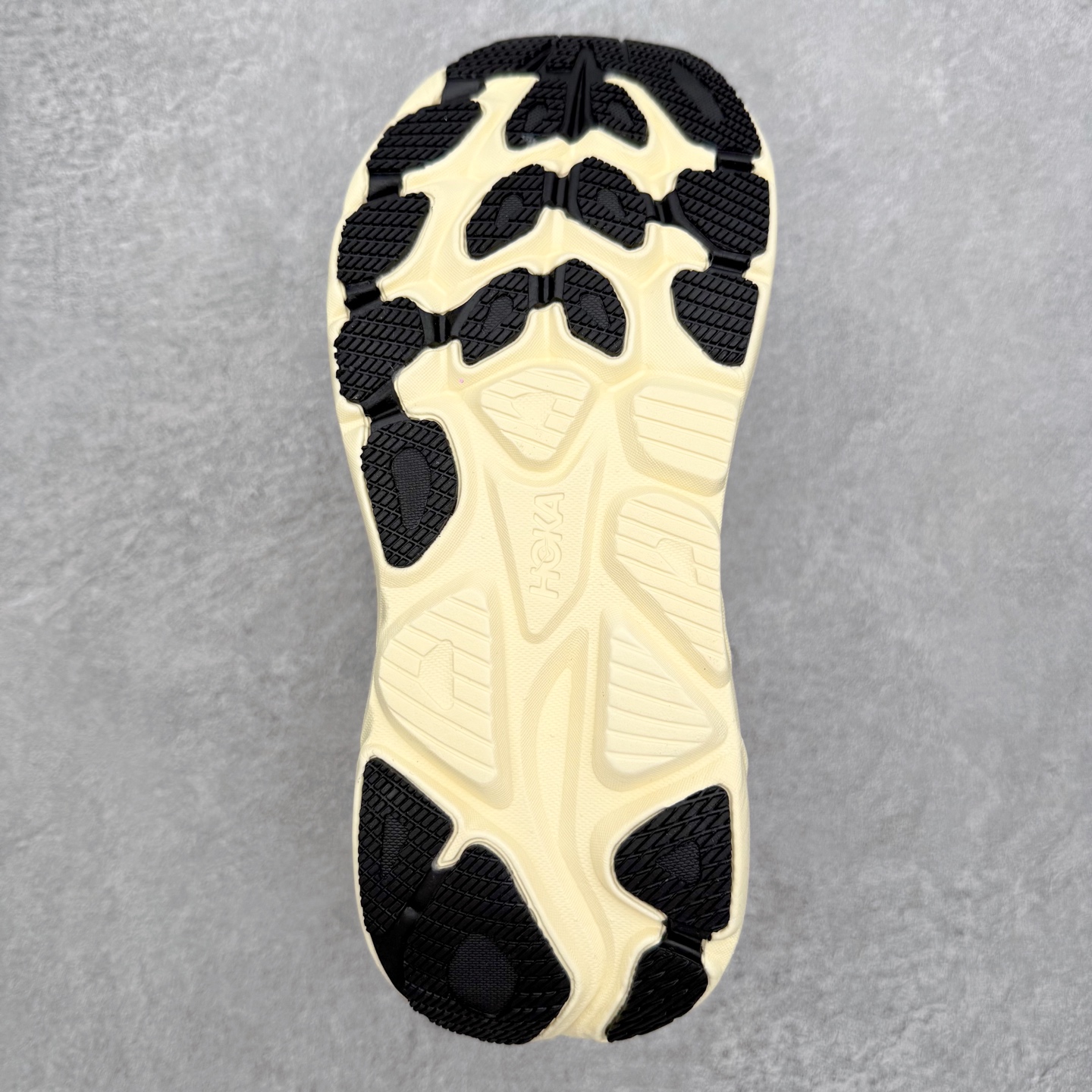 图片[9]-HOKA ONE ONE Clifton 克里夫顿10代专业性能减震公路跑步鞋 轻盈透气的针织网面和纱线的使用让鞋面更挺拔 增强鞋面的强度和支撑性能 搭配柔软的鞋舌 让双脚在舒适包裹中跑的更加畅快 全新泡棉中底 柔软的同时增强回弹性能 为不同跑者提供更平稳流畅的脚感 带来全面的缓冲保护 根据人体工程学设计的延长拉襟 后跟处弹软的海绵填充舒适固定 避免掉跟和摩擦 相比上一代光滑的内衬 Clifton 的内衬增强了摩擦力 避免双脚在鞋内滑动 尺码：36 36.5 37.5 38 38.5 39 40 40.5 41 42 42.5 43 44 44.5 45-选品中心