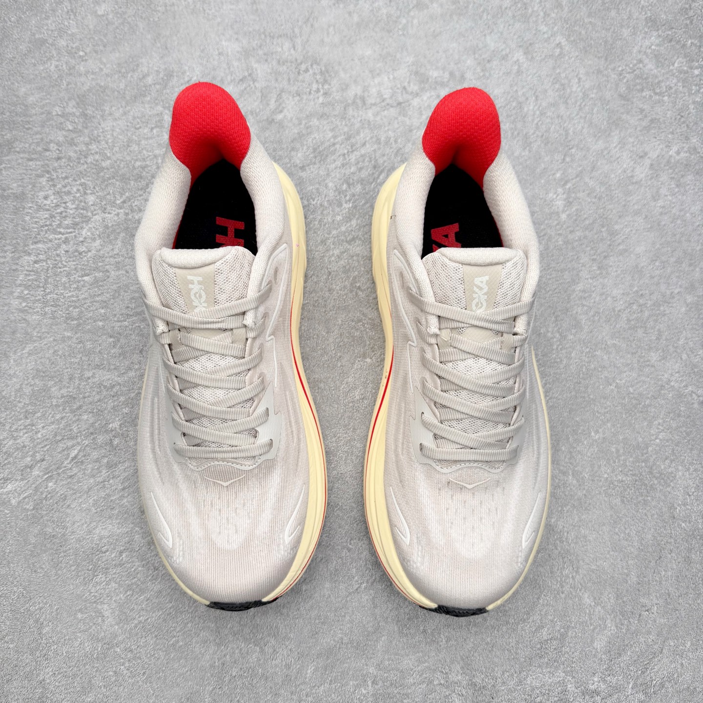 图片[2]-HOKA ONE ONE Clifton 克里夫顿10代专业性能减震公路跑步鞋 轻盈透气的针织网面和纱线的使用让鞋面更挺拔 增强鞋面的强度和支撑性能 搭配柔软的鞋舌 让双脚在舒适包裹中跑的更加畅快 全新泡棉中底 柔软的同时增强回弹性能 为不同跑者提供更平稳流畅的脚感 带来全面的缓冲保护 根据人体工程学设计的延长拉襟 后跟处弹软的海绵填充舒适固定 避免掉跟和摩擦 相比上一代光滑的内衬 Clifton 的内衬增强了摩擦力 避免双脚在鞋内滑动 尺码：36 36.5 37.5 38 38.5 39 40 40.5 41 42 42.5 43 44 44.5 45-选品中心