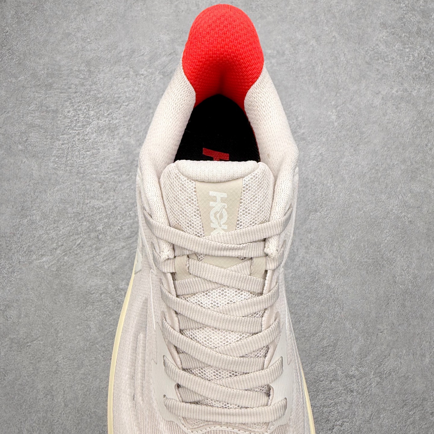 图片[5]-HOKA ONE ONE Clifton 克里夫顿10代专业性能减震公路跑步鞋 轻盈透气的针织网面和纱线的使用让鞋面更挺拔 增强鞋面的强度和支撑性能 搭配柔软的鞋舌 让双脚在舒适包裹中跑的更加畅快 全新泡棉中底 柔软的同时增强回弹性能 为不同跑者提供更平稳流畅的脚感 带来全面的缓冲保护 根据人体工程学设计的延长拉襟 后跟处弹软的海绵填充舒适固定 避免掉跟和摩擦 相比上一代光滑的内衬 Clifton 的内衬增强了摩擦力 避免双脚在鞋内滑动 尺码：36 36.5 37.5 38 38.5 39 40 40.5 41 42 42.5 43 44 44.5 45-选品中心