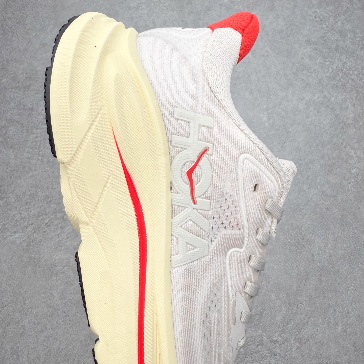 图片[6]-HOKA ONE ONE Clifton 克里夫顿10代专业性能减震公路跑步鞋 轻盈透气的针织网面和纱线的使用让鞋面更挺拔 增强鞋面的强度和支撑性能 搭配柔软的鞋舌 让双脚在舒适包裹中跑的更加畅快 全新泡棉中底 柔软的同时增强回弹性能 为不同跑者提供更平稳流畅的脚感 带来全面的缓冲保护 根据人体工程学设计的延长拉襟 后跟处弹软的海绵填充舒适固定 避免掉跟和摩擦 相比上一代光滑的内衬 Clifton 的内衬增强了摩擦力 避免双脚在鞋内滑动 尺码：36 36.5 37.5 38 38.5 39 40 40.5 41 42 42.5 43 44 44.5 45-选品中心