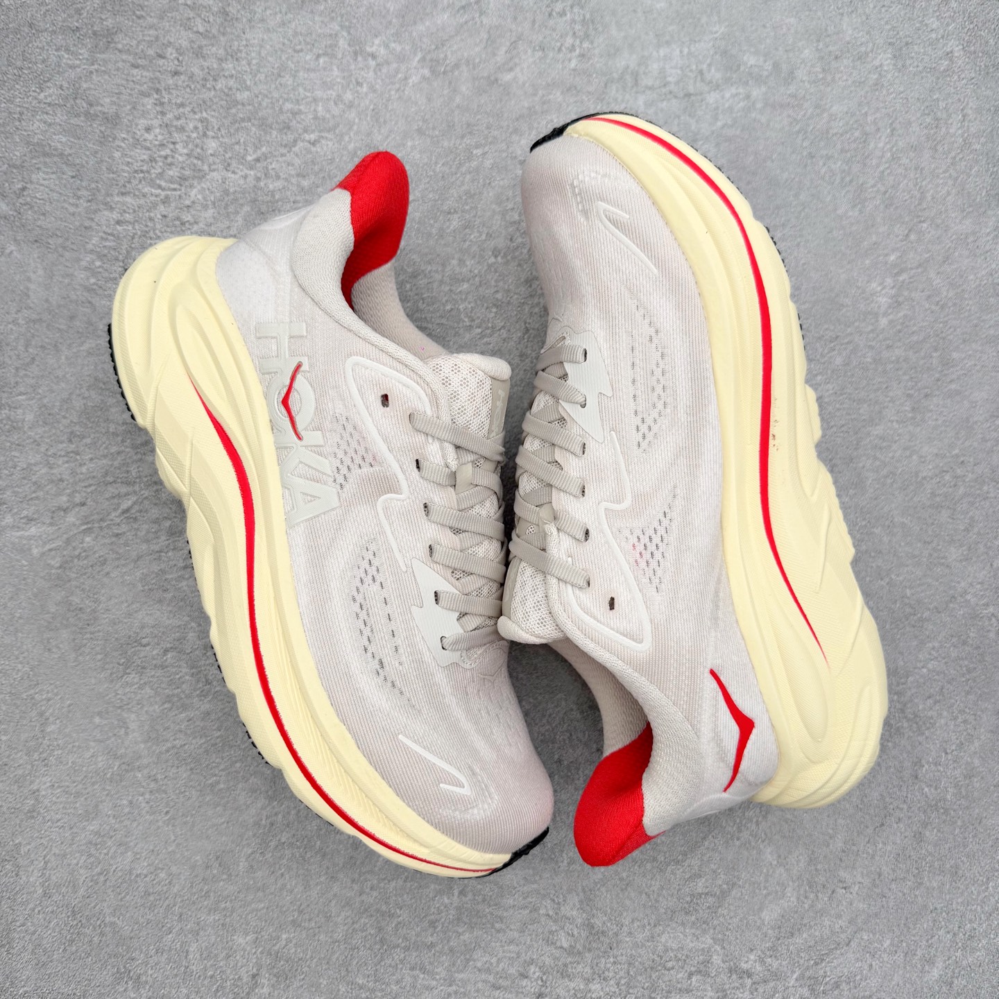 图片[3]-HOKA ONE ONE Clifton 克里夫顿10代专业性能减震公路跑步鞋 轻盈透气的针织网面和纱线的使用让鞋面更挺拔 增强鞋面的强度和支撑性能 搭配柔软的鞋舌 让双脚在舒适包裹中跑的更加畅快 全新泡棉中底 柔软的同时增强回弹性能 为不同跑者提供更平稳流畅的脚感 带来全面的缓冲保护 根据人体工程学设计的延长拉襟 后跟处弹软的海绵填充舒适固定 避免掉跟和摩擦 相比上一代光滑的内衬 Clifton 的内衬增强了摩擦力 避免双脚在鞋内滑动 尺码：36 36.5 37.5 38 38.5 39 40 40.5 41 42 42.5 43 44 44.5 45-选品中心