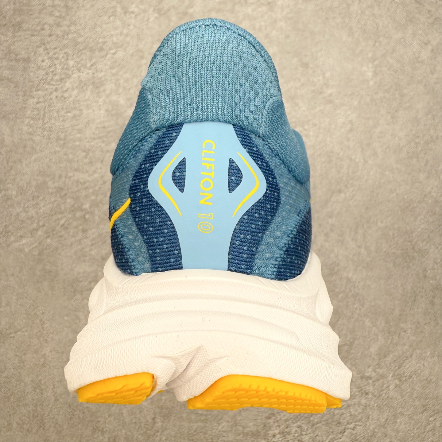 图片[8]-HOKA ONE ONE Clifton 克里夫顿10代专业性能减震公路跑步鞋 轻盈透气的针织网面和纱线的使用让鞋面更挺拔 增强鞋面的强度和支撑性能 搭配柔软的鞋舌 让双脚在舒适包裹中跑的更加畅快 全新泡棉中底 柔软的同时增强回弹性能 为不同跑者提供更平稳流畅的脚感 带来全面的缓冲保护 根据人体工程学设计的延长拉襟 后跟处弹软的海绵填充舒适固定 避免掉跟和摩擦 相比上一代光滑的内衬 Clifton 的内衬增强了摩擦力 避免双脚在鞋内滑动 尺码：36 36.5 37.5 38 38.5 39 40 40.5 41 42 42.5 43 44 44.5 45-选品中心