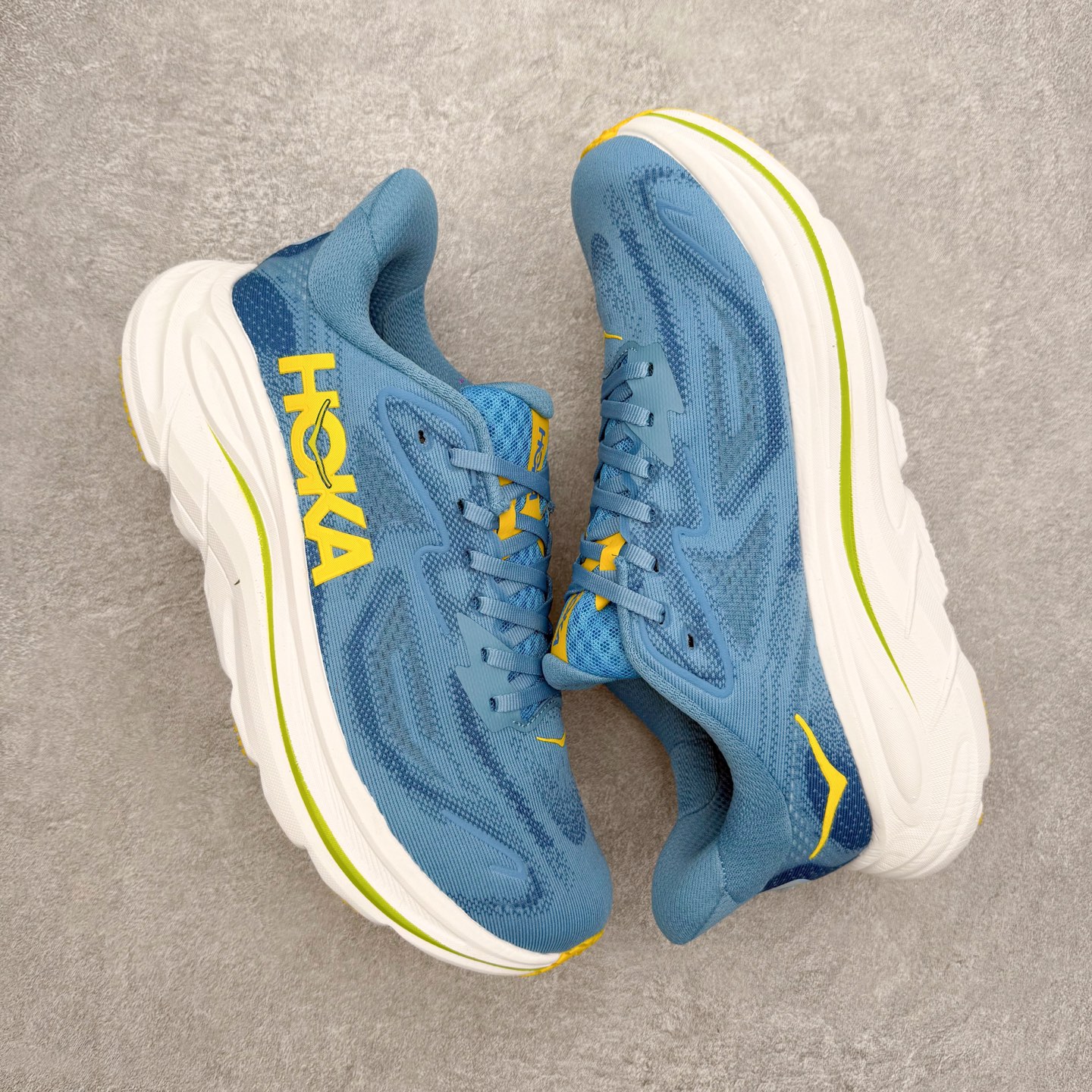 图片[3]-HOKA ONE ONE Clifton 克里夫顿10代专业性能减震公路跑步鞋 轻盈透气的针织网面和纱线的使用让鞋面更挺拔 增强鞋面的强度和支撑性能 搭配柔软的鞋舌 让双脚在舒适包裹中跑的更加畅快 全新泡棉中底 柔软的同时增强回弹性能 为不同跑者提供更平稳流畅的脚感 带来全面的缓冲保护 根据人体工程学设计的延长拉襟 后跟处弹软的海绵填充舒适固定 避免掉跟和摩擦 相比上一代光滑的内衬 Clifton 的内衬增强了摩擦力 避免双脚在鞋内滑动 尺码：36 36.5 37.5 38 38.5 39 40 40.5 41 42 42.5 43 44 44.5 45-选品中心