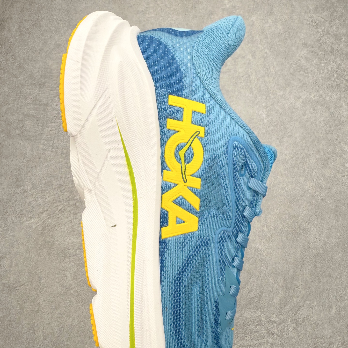 图片[6]-HOKA ONE ONE Clifton 克里夫顿10代专业性能减震公路跑步鞋 轻盈透气的针织网面和纱线的使用让鞋面更挺拔 增强鞋面的强度和支撑性能 搭配柔软的鞋舌 让双脚在舒适包裹中跑的更加畅快 全新泡棉中底 柔软的同时增强回弹性能 为不同跑者提供更平稳流畅的脚感 带来全面的缓冲保护 根据人体工程学设计的延长拉襟 后跟处弹软的海绵填充舒适固定 避免掉跟和摩擦 相比上一代光滑的内衬 Clifton 的内衬增强了摩擦力 避免双脚在鞋内滑动 尺码：36 36.5 37.5 38 38.5 39 40 40.5 41 42 42.5 43 44 44.5 45-选品中心