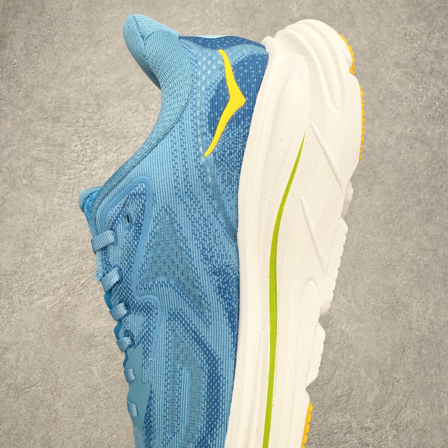 图片[7]-HOKA ONE ONE Clifton 克里夫顿10代专业性能减震公路跑步鞋 轻盈透气的针织网面和纱线的使用让鞋面更挺拔 增强鞋面的强度和支撑性能 搭配柔软的鞋舌 让双脚在舒适包裹中跑的更加畅快 全新泡棉中底 柔软的同时增强回弹性能 为不同跑者提供更平稳流畅的脚感 带来全面的缓冲保护 根据人体工程学设计的延长拉襟 后跟处弹软的海绵填充舒适固定 避免掉跟和摩擦 相比上一代光滑的内衬 Clifton 的内衬增强了摩擦力 避免双脚在鞋内滑动 尺码：36 36.5 37.5 38 38.5 39 40 40.5 41 42 42.5 43 44 44.5 45-选品中心