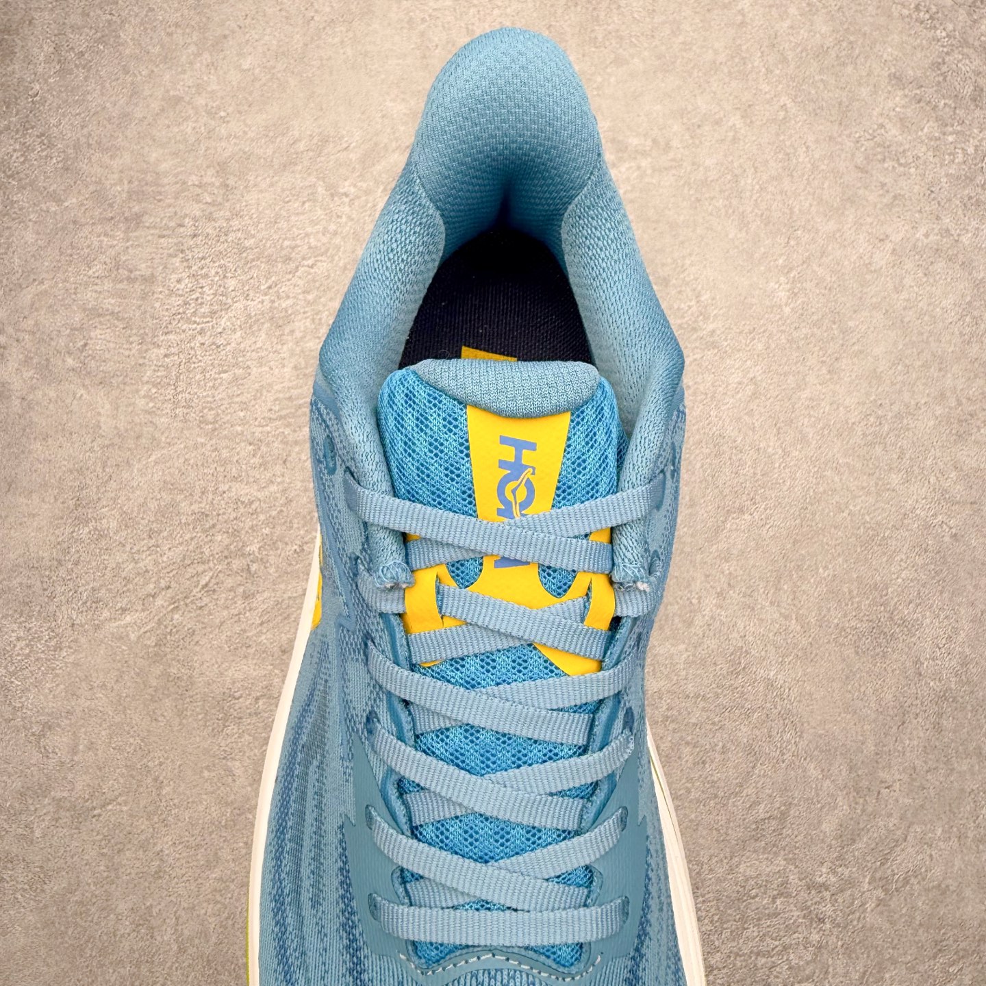 图片[5]-HOKA ONE ONE Clifton 克里夫顿10代专业性能减震公路跑步鞋 轻盈透气的针织网面和纱线的使用让鞋面更挺拔 增强鞋面的强度和支撑性能 搭配柔软的鞋舌 让双脚在舒适包裹中跑的更加畅快 全新泡棉中底 柔软的同时增强回弹性能 为不同跑者提供更平稳流畅的脚感 带来全面的缓冲保护 根据人体工程学设计的延长拉襟 后跟处弹软的海绵填充舒适固定 避免掉跟和摩擦 相比上一代光滑的内衬 Clifton 的内衬增强了摩擦力 避免双脚在鞋内滑动 尺码：36 36.5 37.5 38 38.5 39 40 40.5 41 42 42.5 43 44 44.5 45-选品中心