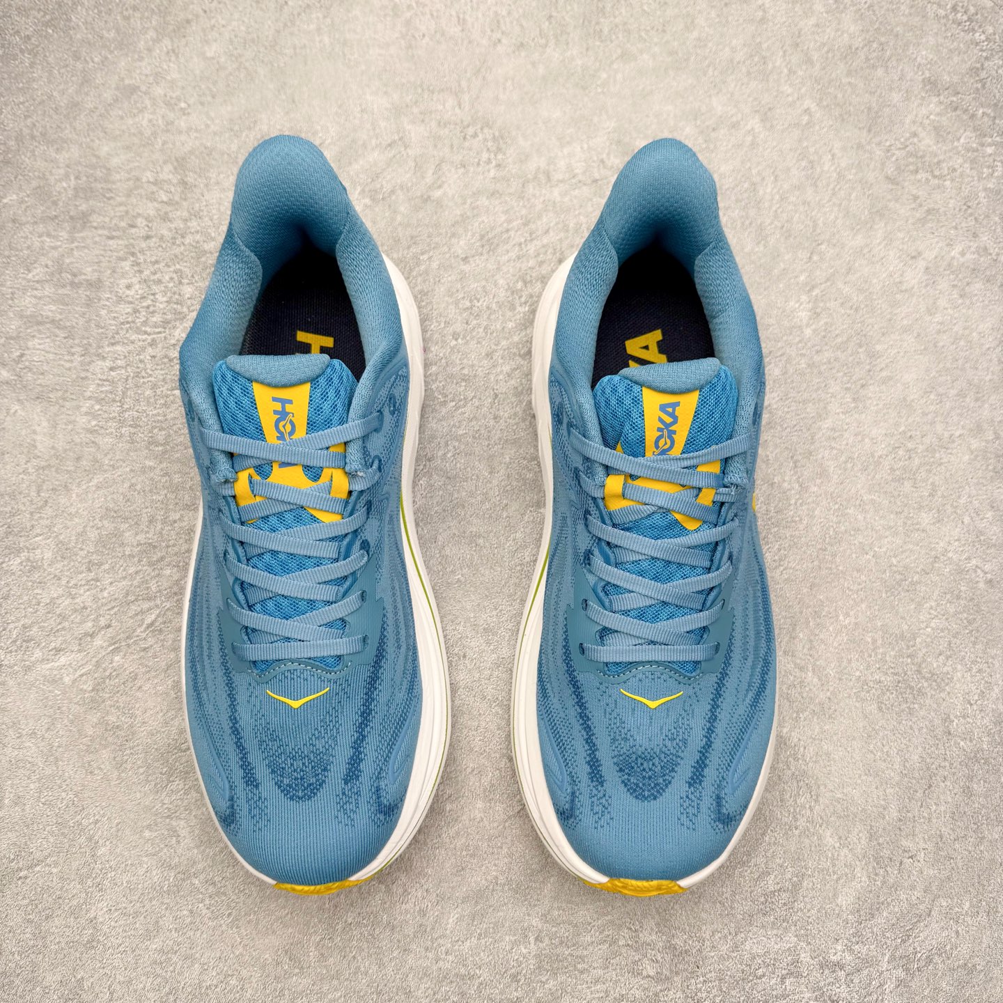 图片[2]-HOKA ONE ONE Clifton 克里夫顿10代专业性能减震公路跑步鞋 轻盈透气的针织网面和纱线的使用让鞋面更挺拔 增强鞋面的强度和支撑性能 搭配柔软的鞋舌 让双脚在舒适包裹中跑的更加畅快 全新泡棉中底 柔软的同时增强回弹性能 为不同跑者提供更平稳流畅的脚感 带来全面的缓冲保护 根据人体工程学设计的延长拉襟 后跟处弹软的海绵填充舒适固定 避免掉跟和摩擦 相比上一代光滑的内衬 Clifton 的内衬增强了摩擦力 避免双脚在鞋内滑动 尺码：36 36.5 37.5 38 38.5 39 40 40.5 41 42 42.5 43 44 44.5 45-选品中心