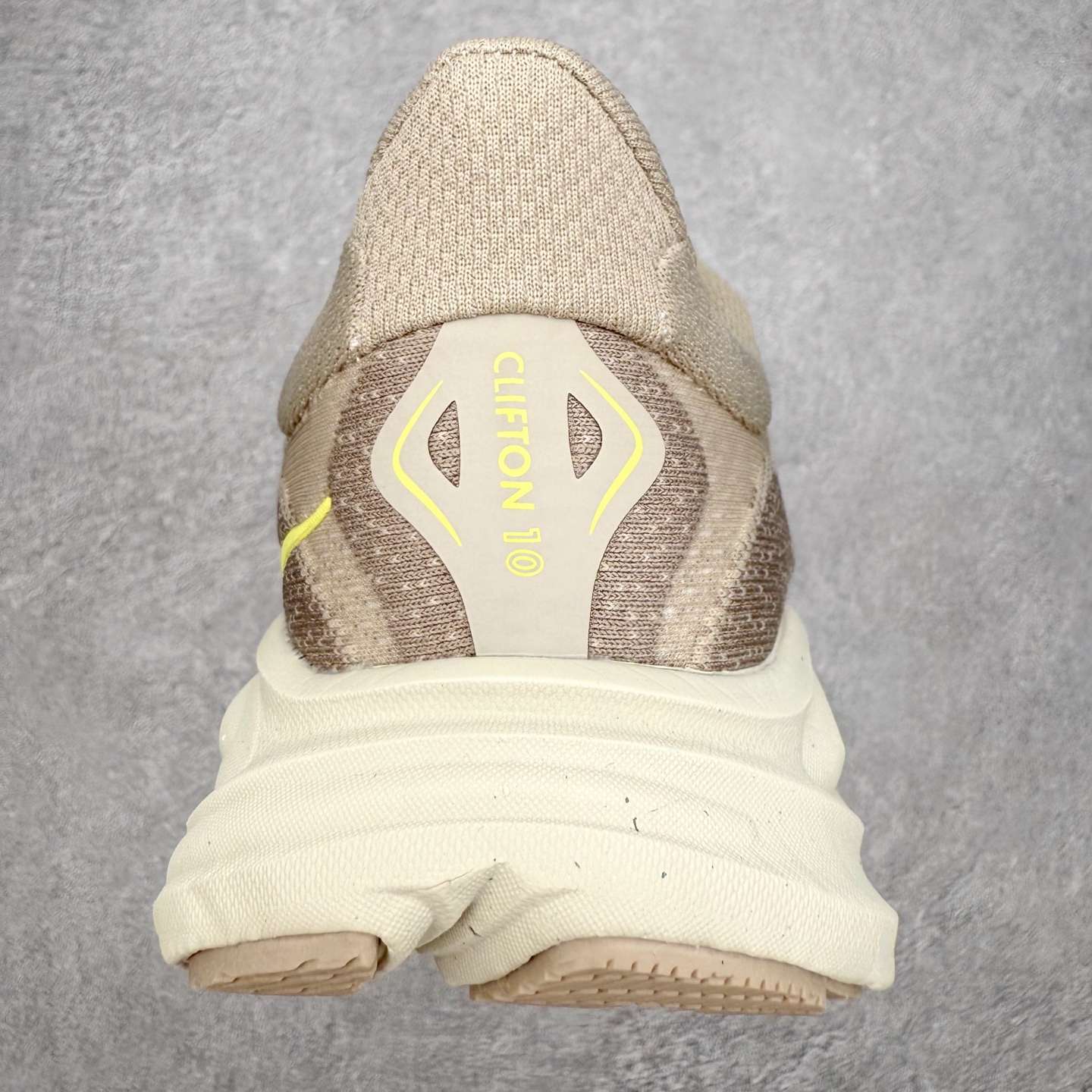 图片[8]-HOKA ONE ONE Clifton 克里夫顿10代专业性能减震公路跑步鞋 轻盈透气的针织网面和纱线的使用让鞋面更挺拔 增强鞋面的强度和支撑性能 搭配柔软的鞋舌 让双脚在舒适包裹中跑的更加畅快 全新泡棉中底 柔软的同时增强回弹性能 为不同跑者提供更平稳流畅的脚感 带来全面的缓冲保护 根据人体工程学设计的延长拉襟 后跟处弹软的海绵填充舒适固定 避免掉跟和摩擦 相比上一代光滑的内衬 Clifton 的内衬增强了摩擦力 避免双脚在鞋内滑动 尺码：36 36.5 37.5 38 38.5 39 40 40.5 41 42 42.5 43 44 44.5 45-选品中心