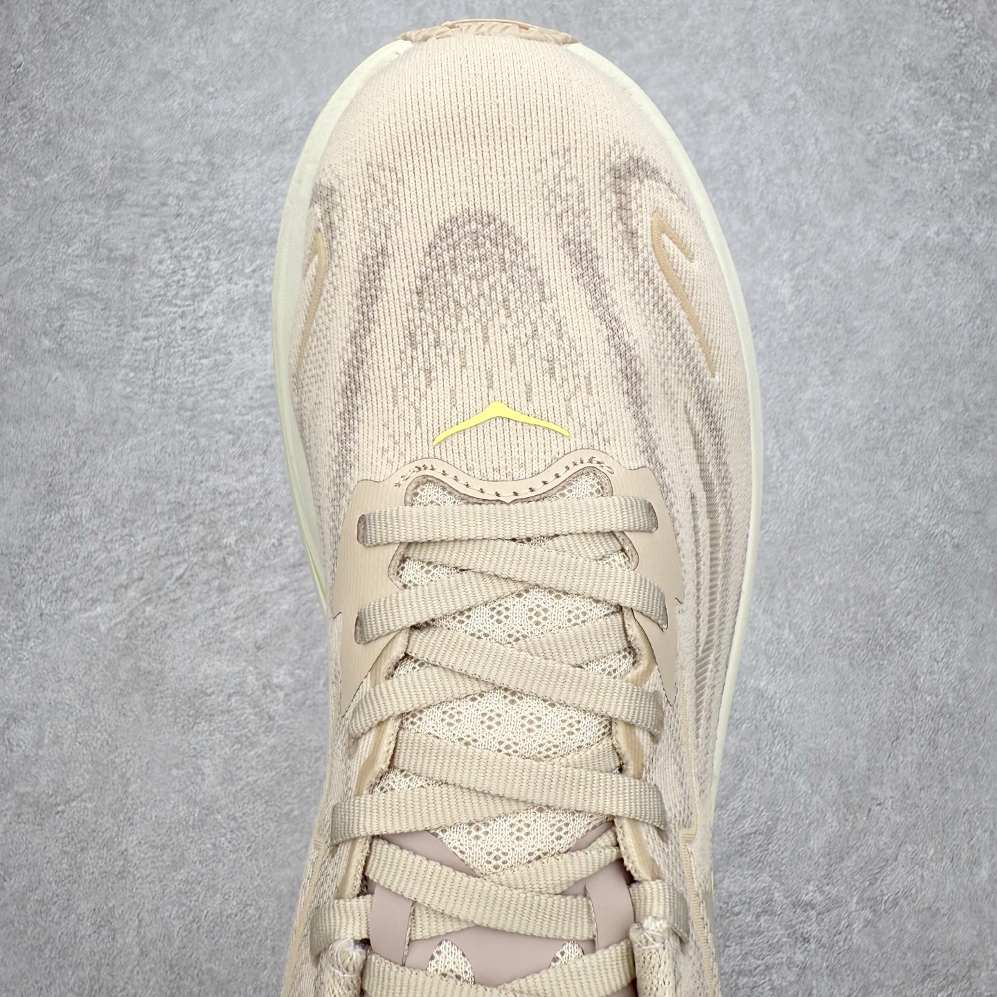 图片[4]-HOKA ONE ONE Clifton 克里夫顿10代专业性能减震公路跑步鞋 轻盈透气的针织网面和纱线的使用让鞋面更挺拔 增强鞋面的强度和支撑性能 搭配柔软的鞋舌 让双脚在舒适包裹中跑的更加畅快 全新泡棉中底 柔软的同时增强回弹性能 为不同跑者提供更平稳流畅的脚感 带来全面的缓冲保护 根据人体工程学设计的延长拉襟 后跟处弹软的海绵填充舒适固定 避免掉跟和摩擦 相比上一代光滑的内衬 Clifton 的内衬增强了摩擦力 避免双脚在鞋内滑动 尺码：36 36.5 37.5 38 38.5 39 40 40.5 41 42 42.5 43 44 44.5 45-选品中心