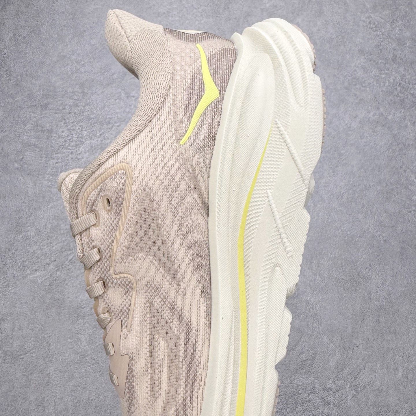 图片[7]-HOKA ONE ONE Clifton 克里夫顿10代专业性能减震公路跑步鞋 轻盈透气的针织网面和纱线的使用让鞋面更挺拔 增强鞋面的强度和支撑性能 搭配柔软的鞋舌 让双脚在舒适包裹中跑的更加畅快 全新泡棉中底 柔软的同时增强回弹性能 为不同跑者提供更平稳流畅的脚感 带来全面的缓冲保护 根据人体工程学设计的延长拉襟 后跟处弹软的海绵填充舒适固定 避免掉跟和摩擦 相比上一代光滑的内衬 Clifton 的内衬增强了摩擦力 避免双脚在鞋内滑动 尺码：36 36.5 37.5 38 38.5 39 40 40.5 41 42 42.5 43 44 44.5 45-选品中心